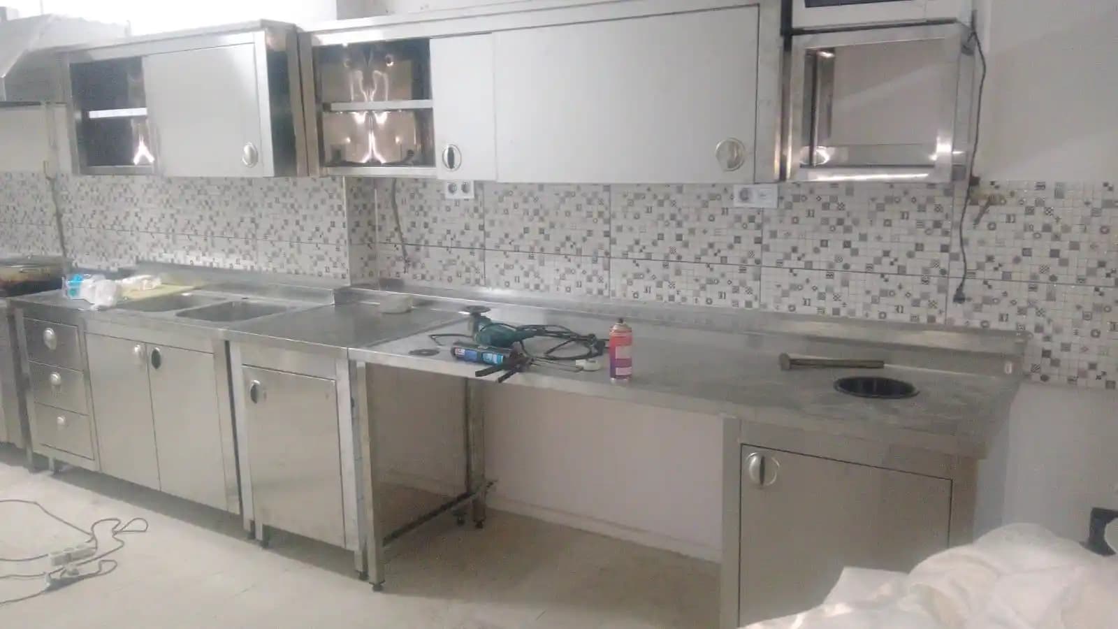 Çelik Mutfak Tasarımı: Dayanıklı, Şık ve Modern Mutfak Çözümleri