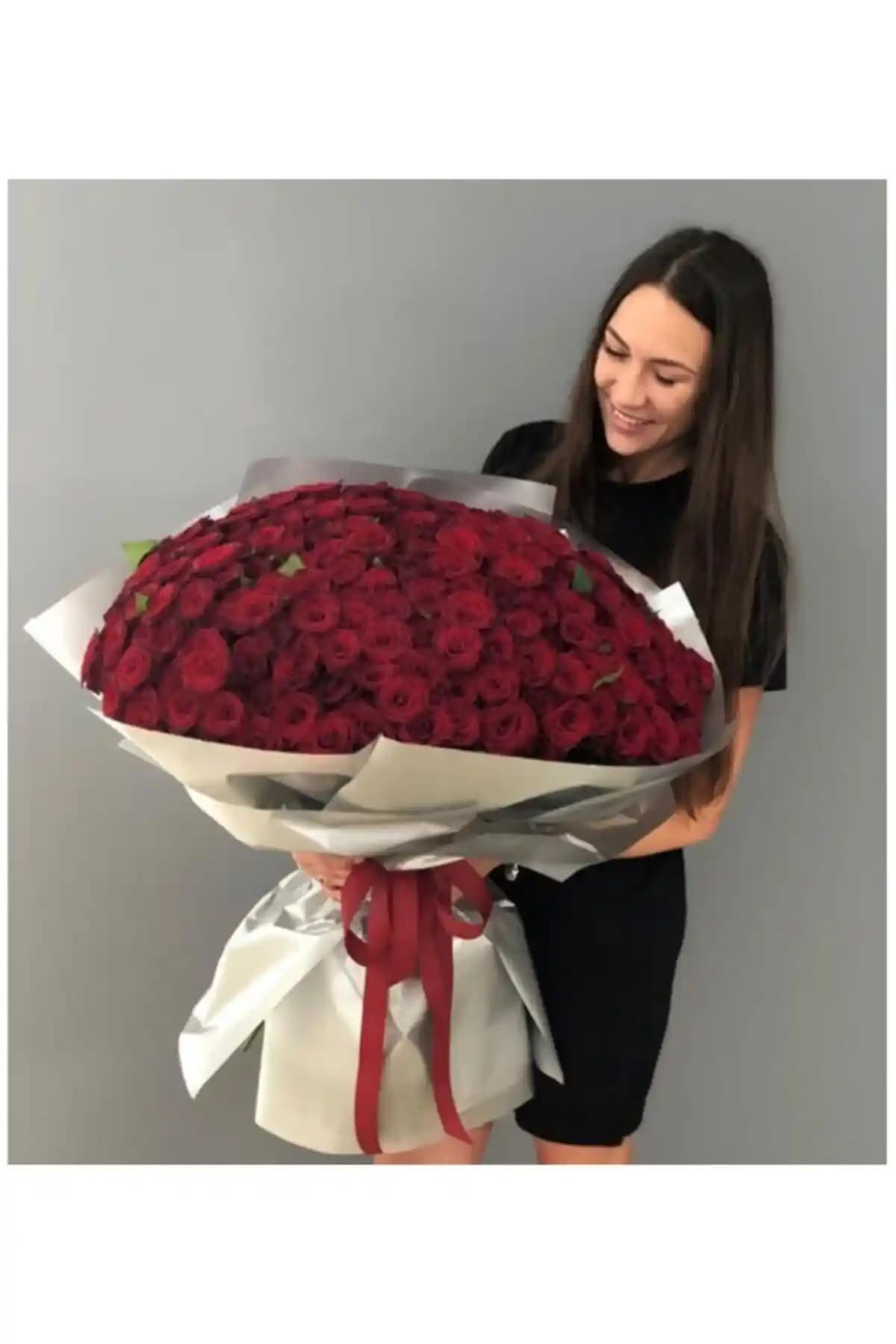 Dekorasyonda Çiçek ve Bitki Kullanımıyla Mekânlara Doğal Şıklık Katma Rehberi