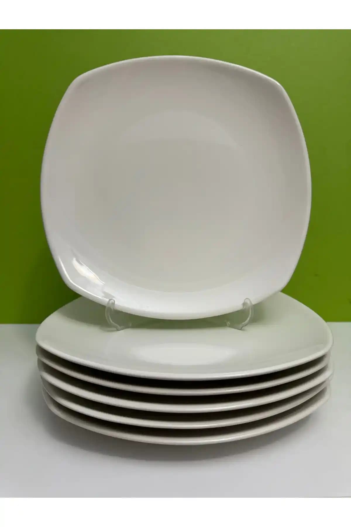 Düz Beyaz Servis Tabaklarıyla Dekorasyonda Zarafet ve Fonksiyonellik Sağlama