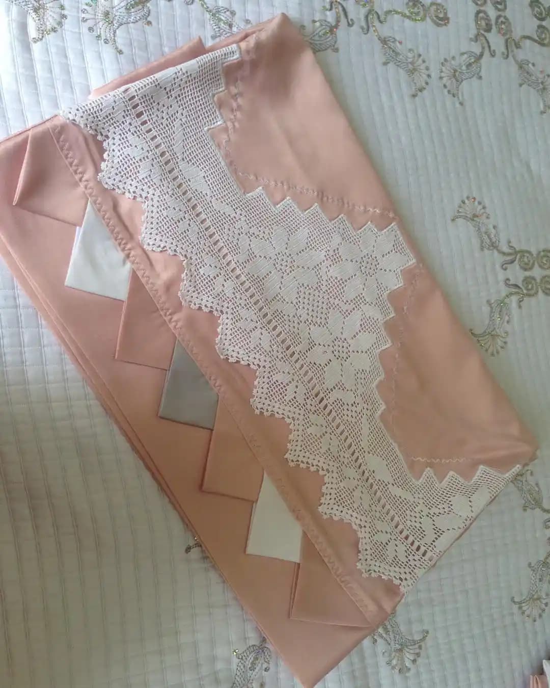 El Yapımı Dantelli Pike Takımlarıyla Evinize Zarif ve Özgün Dokunuşlar