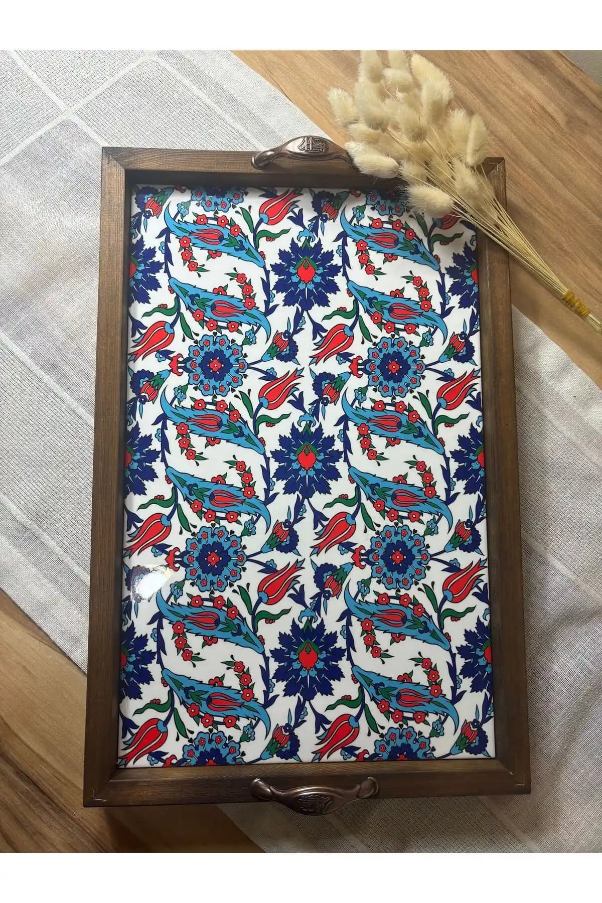 El Yapımı Tepsilerle Dekorasyonda Şıklık ve Fonksiyonellik Yaratma Rehberi