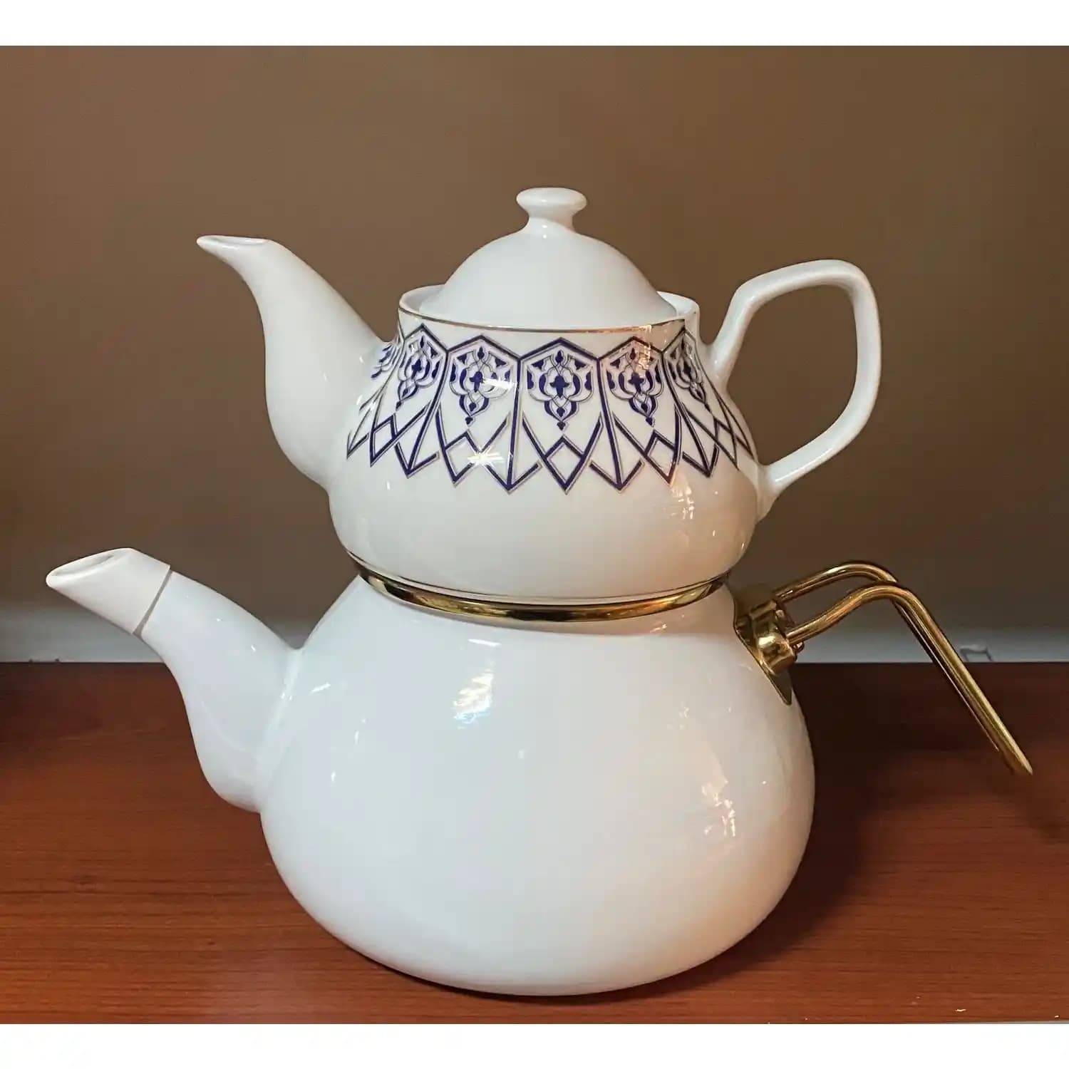 Emaye Demlik Altı: Geleneksel ve Modern Dekorasyonda Şıklık ve İşlevsellik