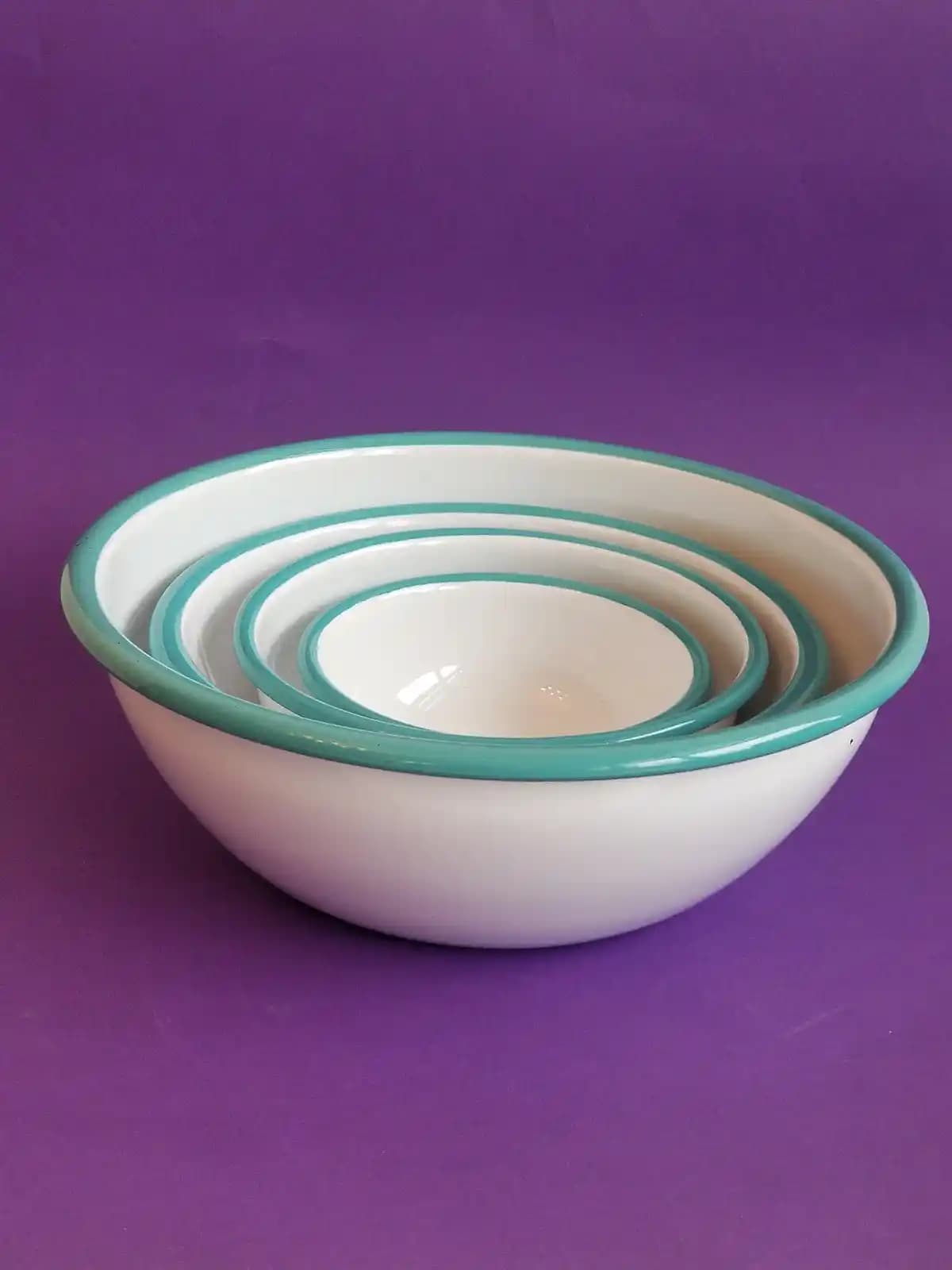 Emaye Kase Setleri ile Dekorasyonda Şıklık ve Dayanıklılık Sağlayın