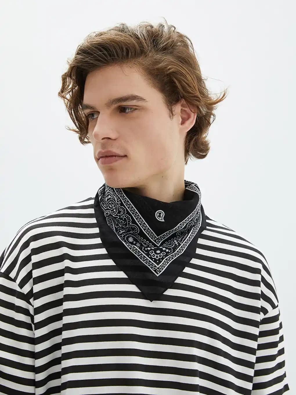 Erkek Bandana Kullanımıyla Dekorasyonda Yenilikçi ve Şık Dokunuşlar