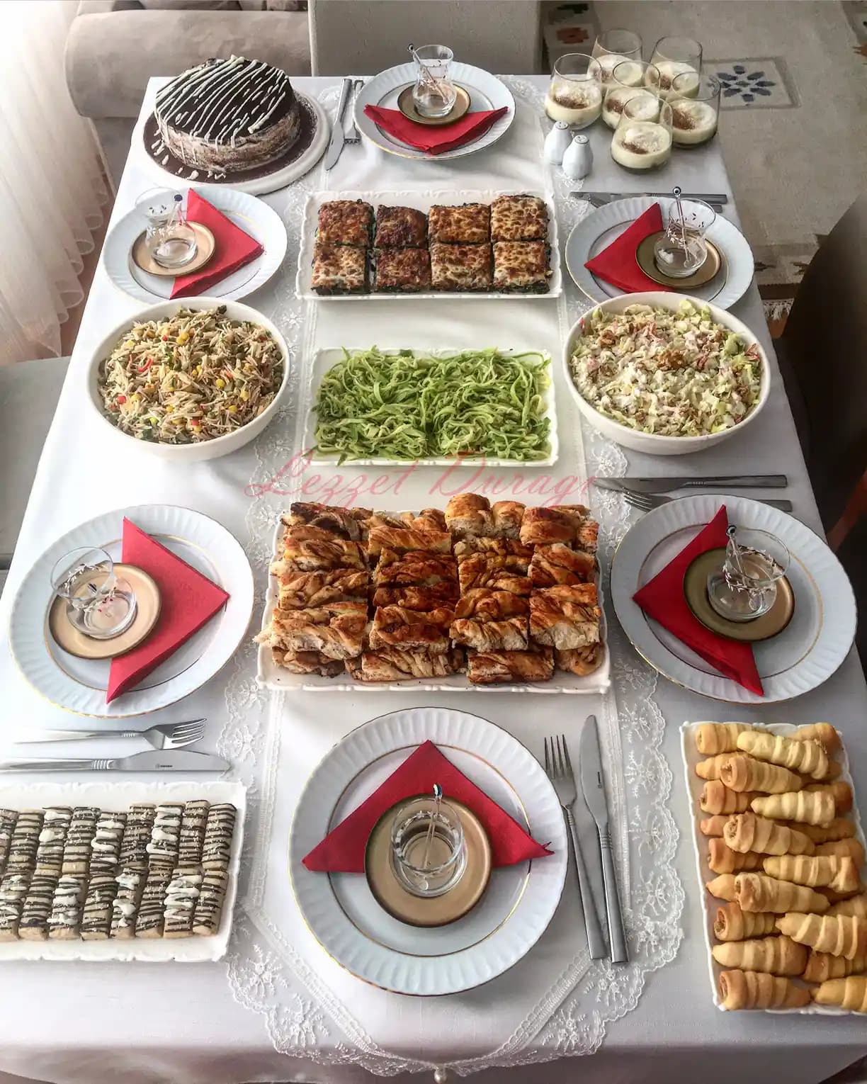 Ev Dekorasyonunda Şıklık ve Konforu Yansıtan Çay Sofrası Tasarımları