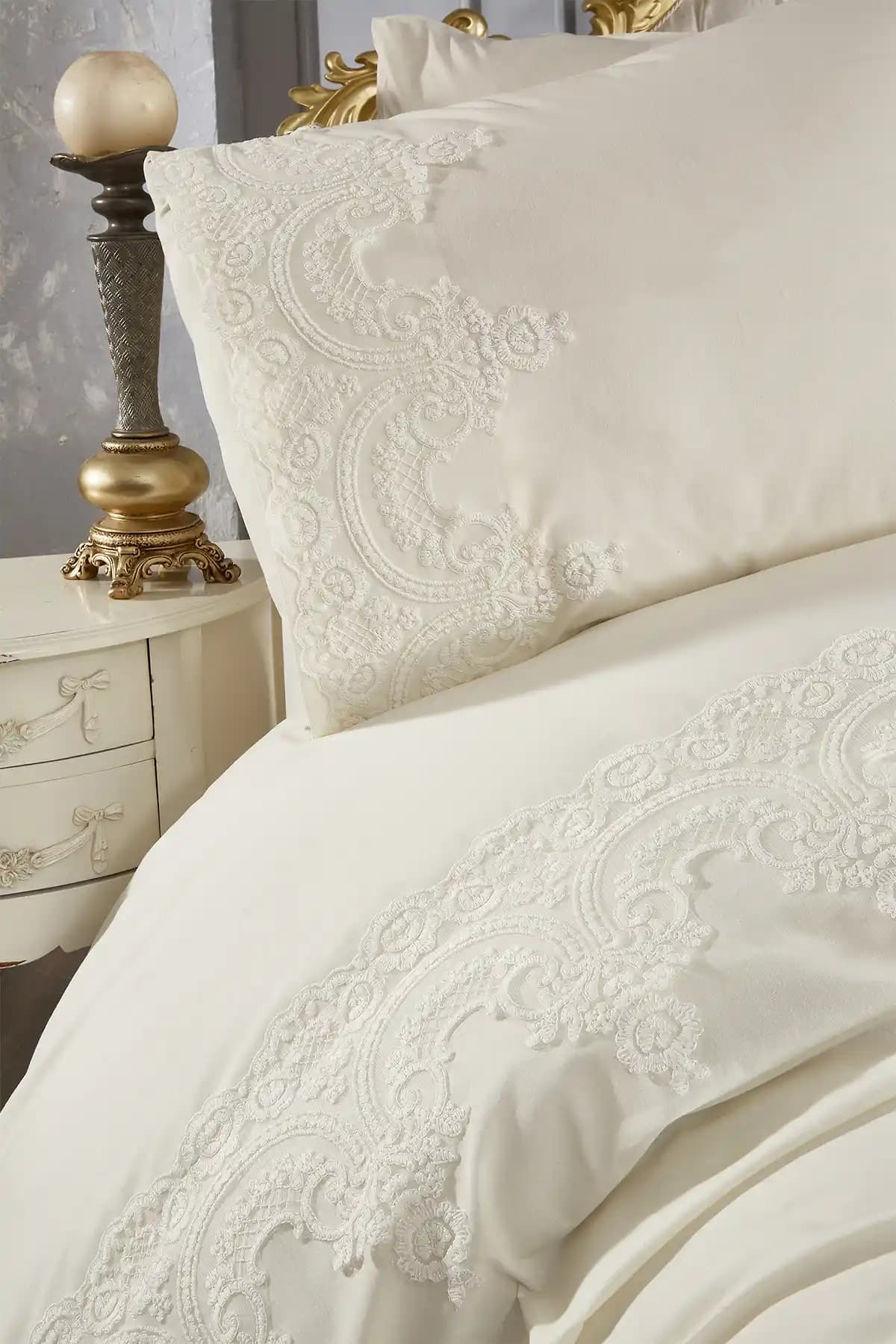 Fransız Güpürlü Nevresim Takımlarıyla Yatak Odalarınıza Zarif Dokunuşlar