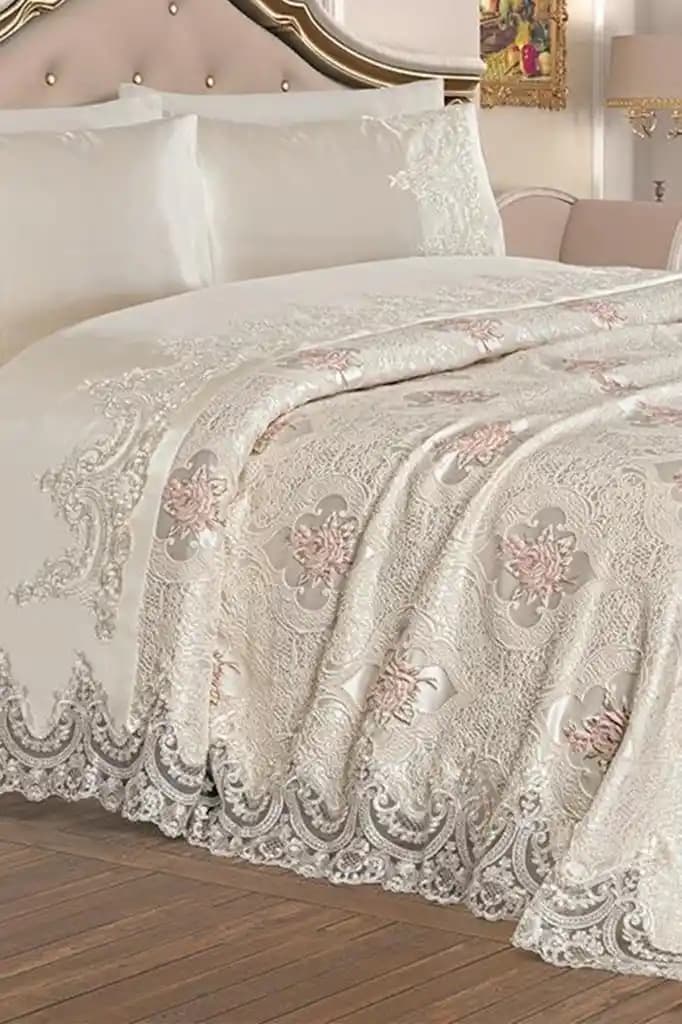 Fransız Güpürlü Pike Takımlarıyla Yatak Odasında Zarafet ve Şıklık Yaratın