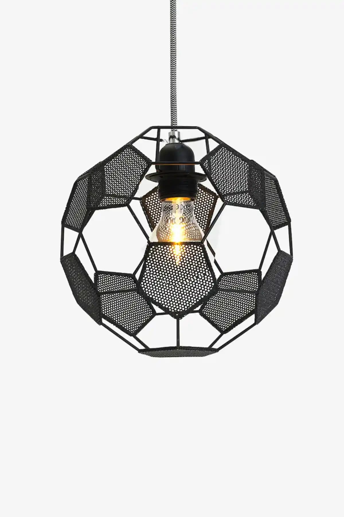 Futbol Topu Avize ile Modern ve Spor Temalı İç Mekan Dekorasyonu Önerileri