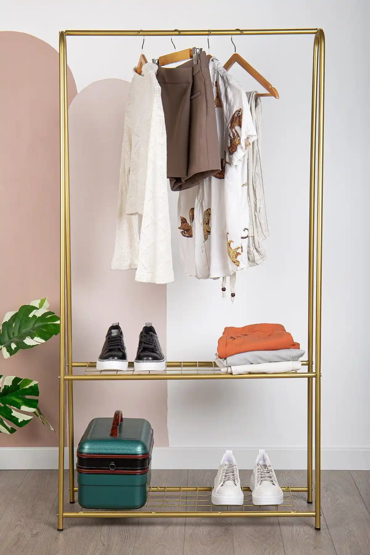 Gold Ayaklı Askılık ile Dekorasyonda Zarafet ve İşlevselliği Bir Arada Sağlayın