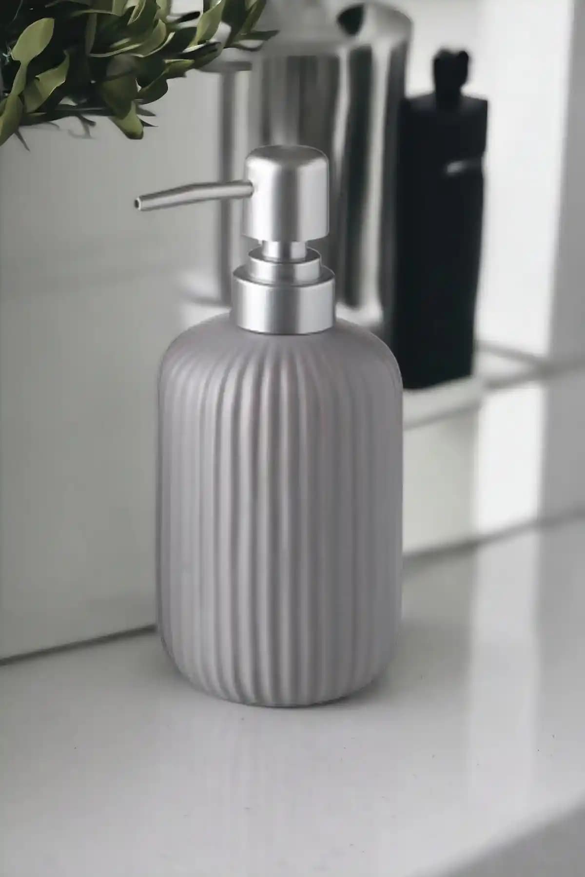 Gri Sıvı Sabunluklar ile Modern ve Şık Banyo Dekorasyonu Nasıl Yapılır
