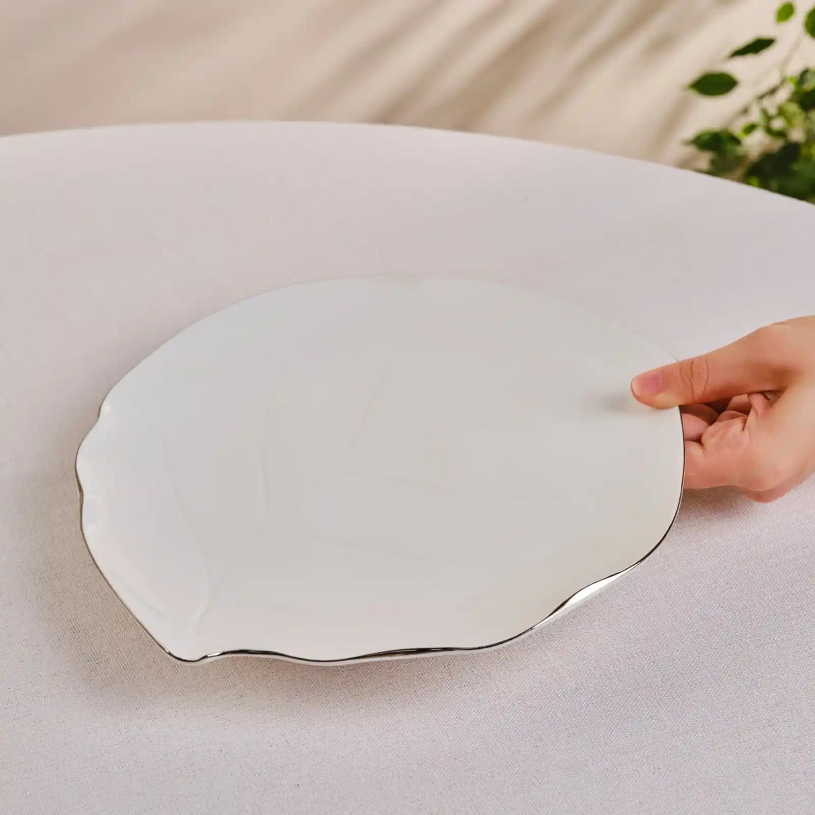 Gümüş Servis Tabağı: Dekorasyon ve Mobilyada Zarafetin Simgesi