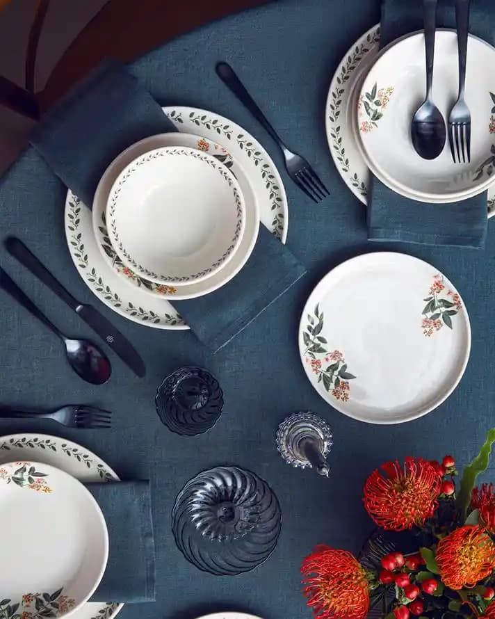 İngiliz Tarzı 4 Kişilik Yemek Takımı ile Modern ve Şık Mutfak Dekorasyonu