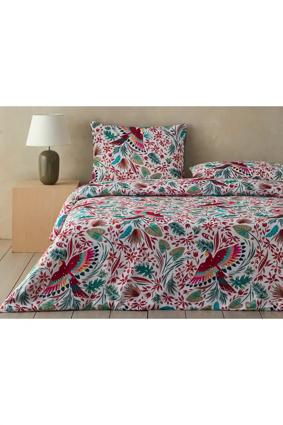 İngiliz Tarzı Çiçekli Nevresimler ile Yatak Odası Dekorasyonunda Zarafet ve Doğallık