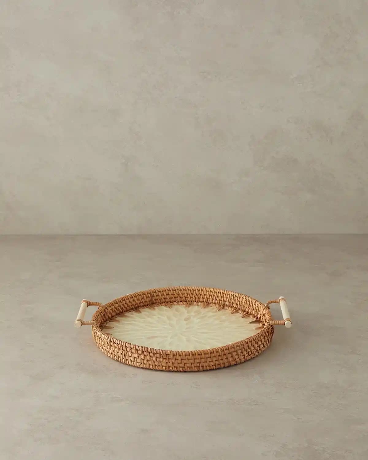 İngiliz Tarzı Dekorasyonda Rattan Tepsi Kullanımı ve Dekoratif Fikirler