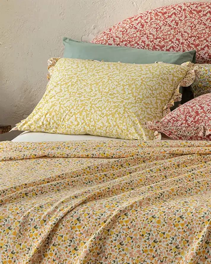 İngiliz Tarzı Ev Dekorasyonunda Çiçekli Pike Kullanımının Önemi ve Yaratıcı Fikirler