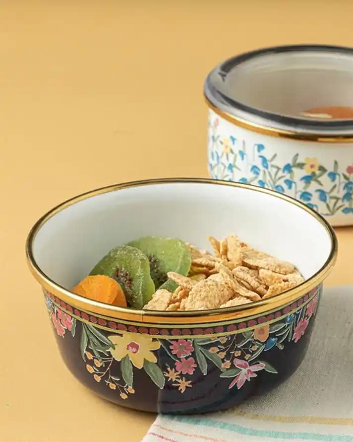 İngiliz Tarzı Ev Dekorasyonunda Zarif ve Dayanıklı Emaye Kaseler Kullanımı