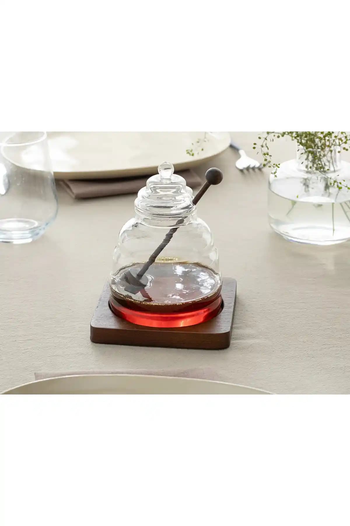 İngilizce Ev Stilinde Bal Kavanozlarıyla Mutfak Dekorasyonunda Şıklık ve İşlevsellik