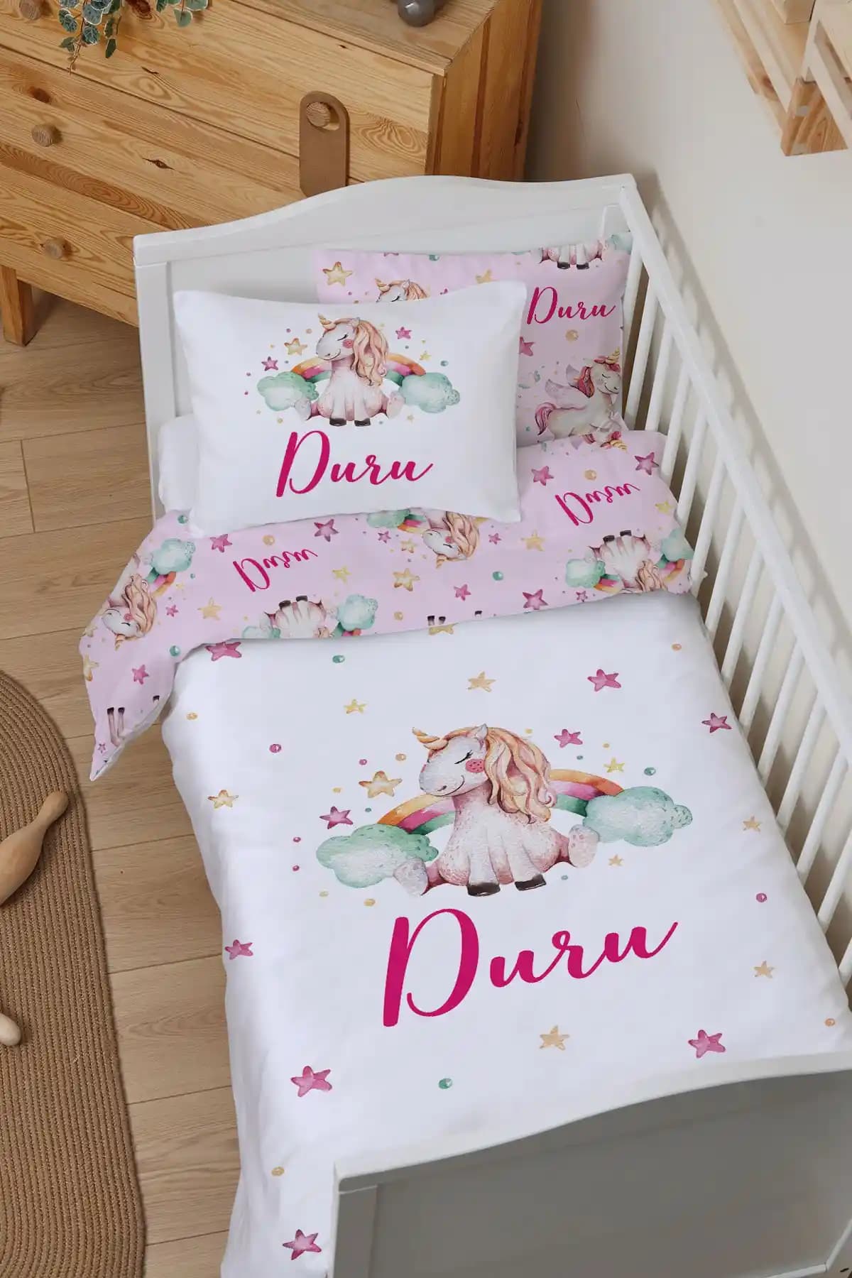İsme Özel Bebek Nevresim Takımı ile Bebek Odasında Zarafet ve Kişisel Dokunuşlar