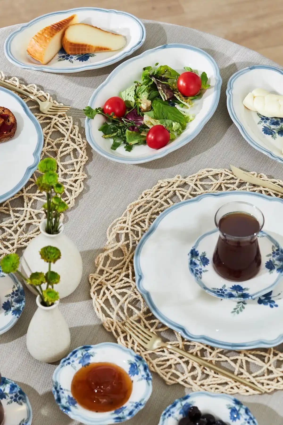 Kahvaltı Servis Setleri ile Evinize Şıklık ve Fonksiyonellik Katmanın Yolları