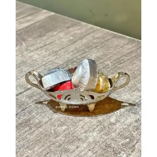 Kahve Yanı Çikolata Tabağıyla Dekorasyonda Şıklık ve Zarafet Rehberi