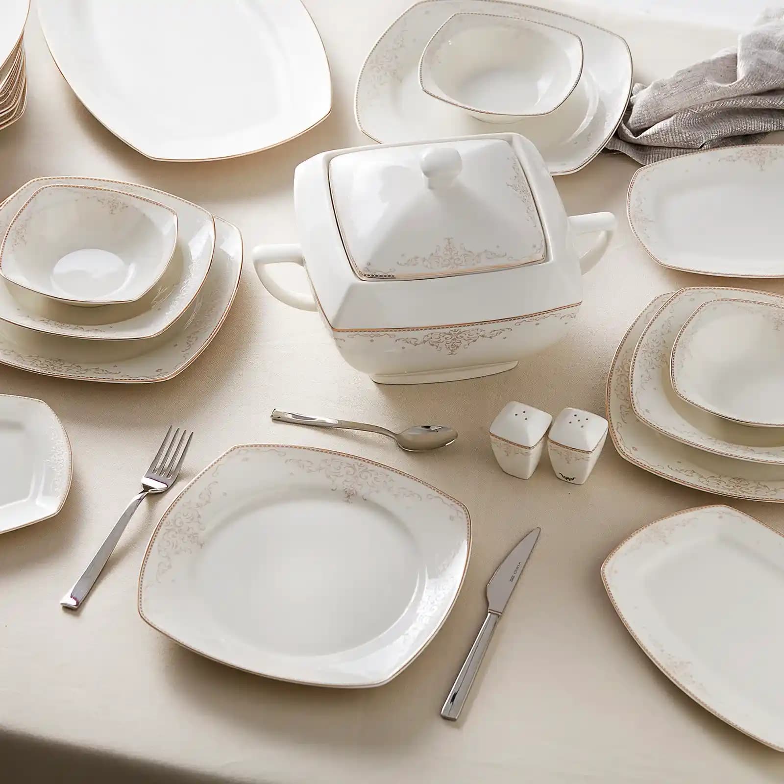 Karaca Adelina Yemek Takımı: Şıklık ve Dayanıklılığı Bir Arada Sunan Modern Set