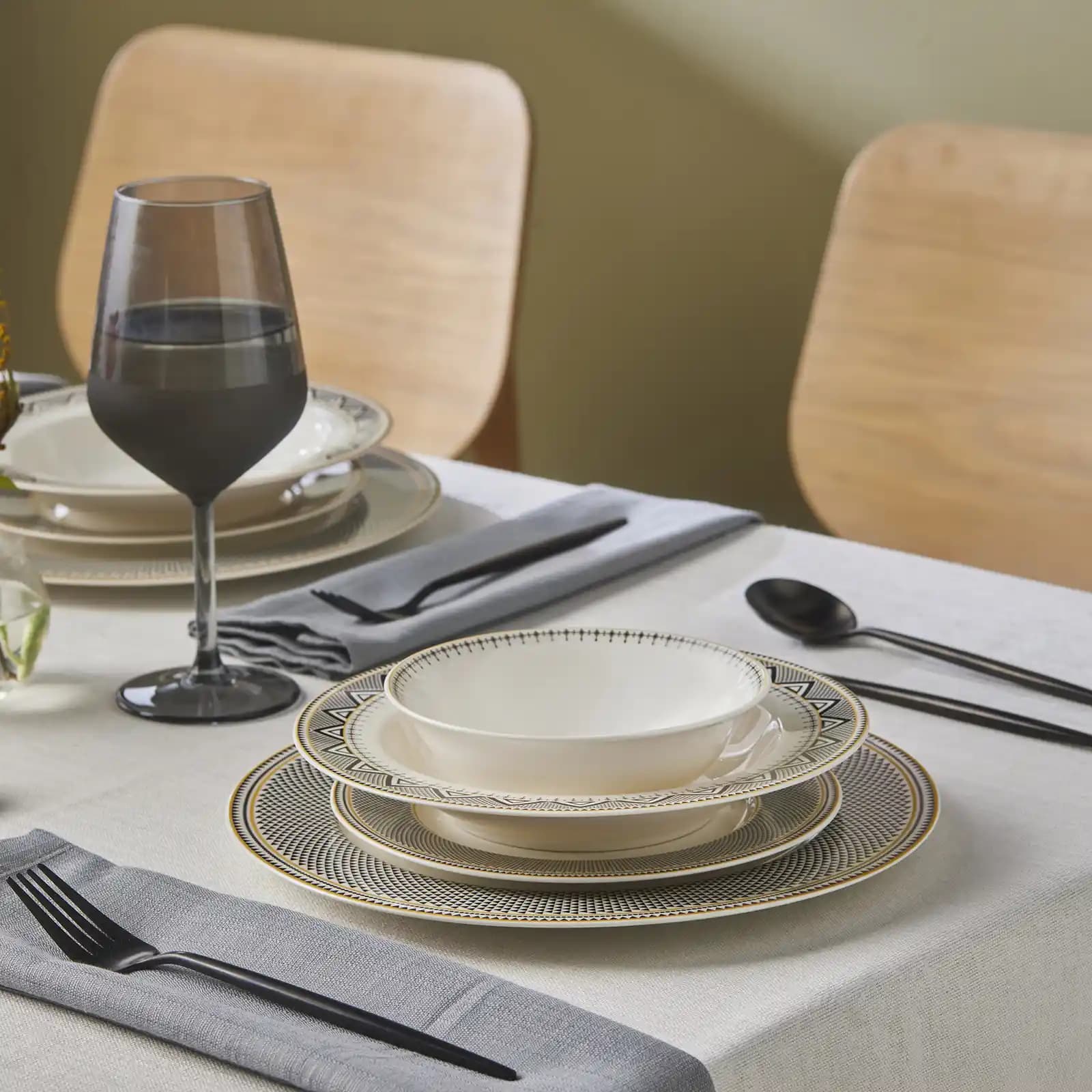 Karaca Globe Yemek Takımıyla Sofralarınıza Şıklık ve Zarafet Katın