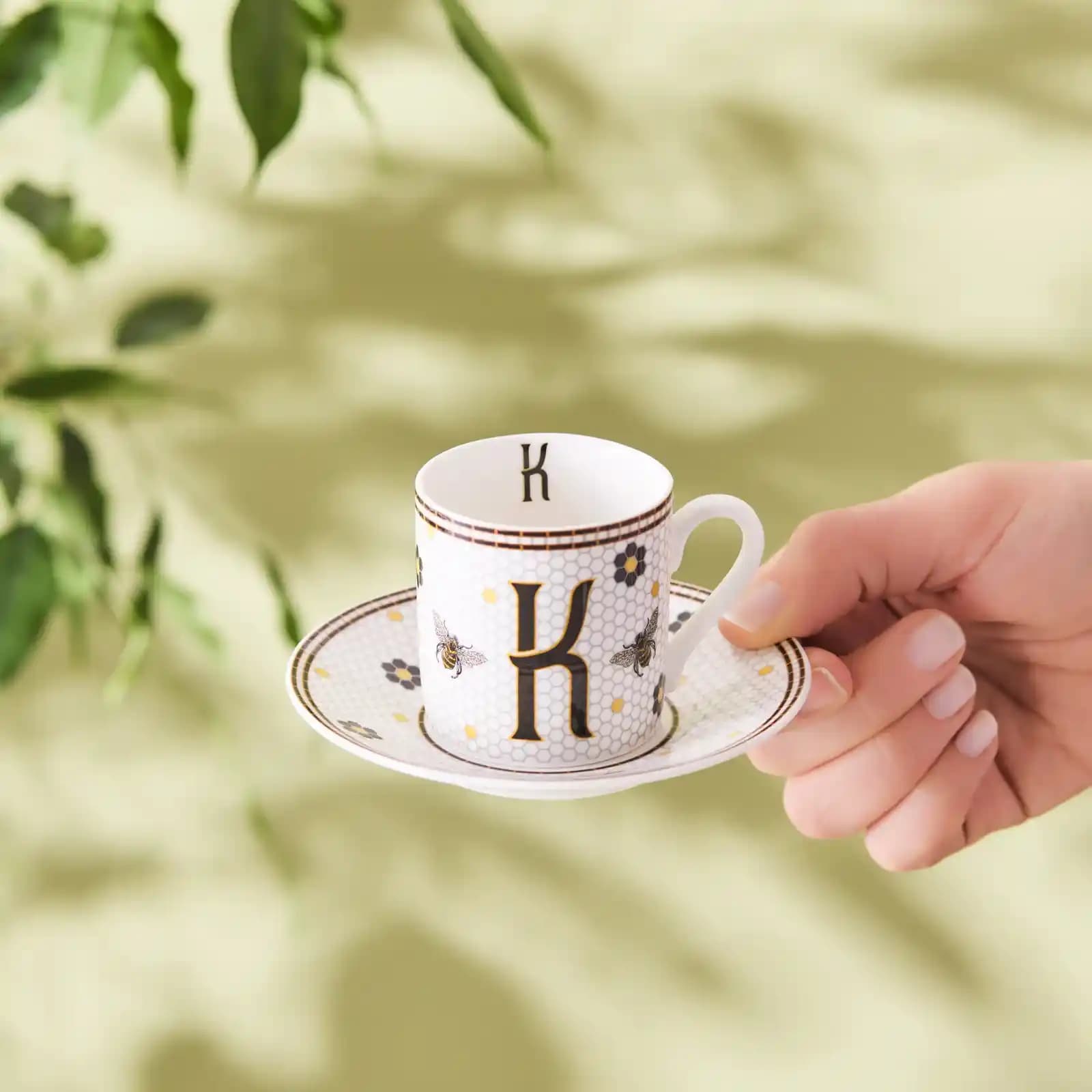 Karaca Harfli Fincanlar ile Modern ve Şık Dekorasyon Çözümleri