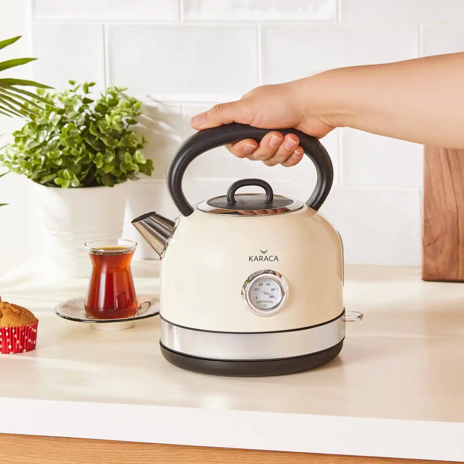 Karaca Retro Kettle ile Şık ve Fonksiyonel Mutfak Dekorasyonları