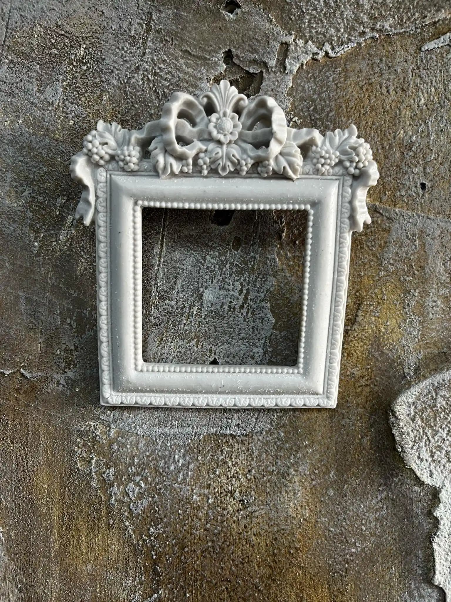 Kare Çerçeve Dekorasyonunda Estetik ve İşlevselliğin Uyumuyla Modern İç Mekan Tasarımı