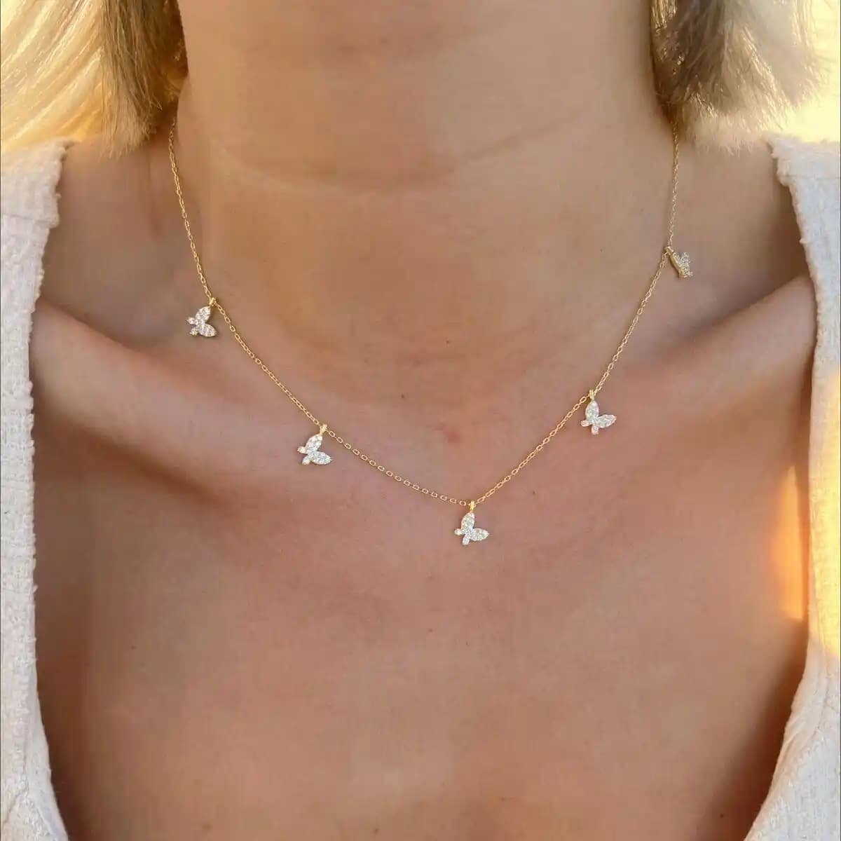 Kelebek Kolye ile Ev Dekorasyonunda Zarif ve Modern Dokunuşlar