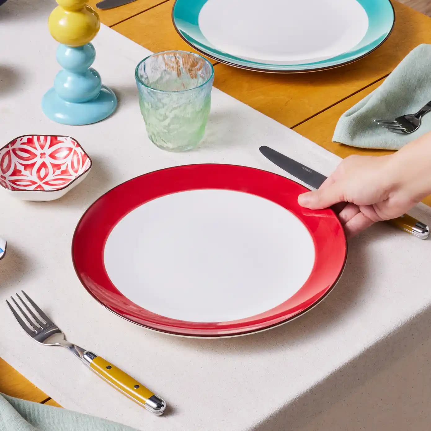 Kırmızı Servis Tabağı Seçenekleri ve Sofra Dekorasyonunda Kullanım İpuçları