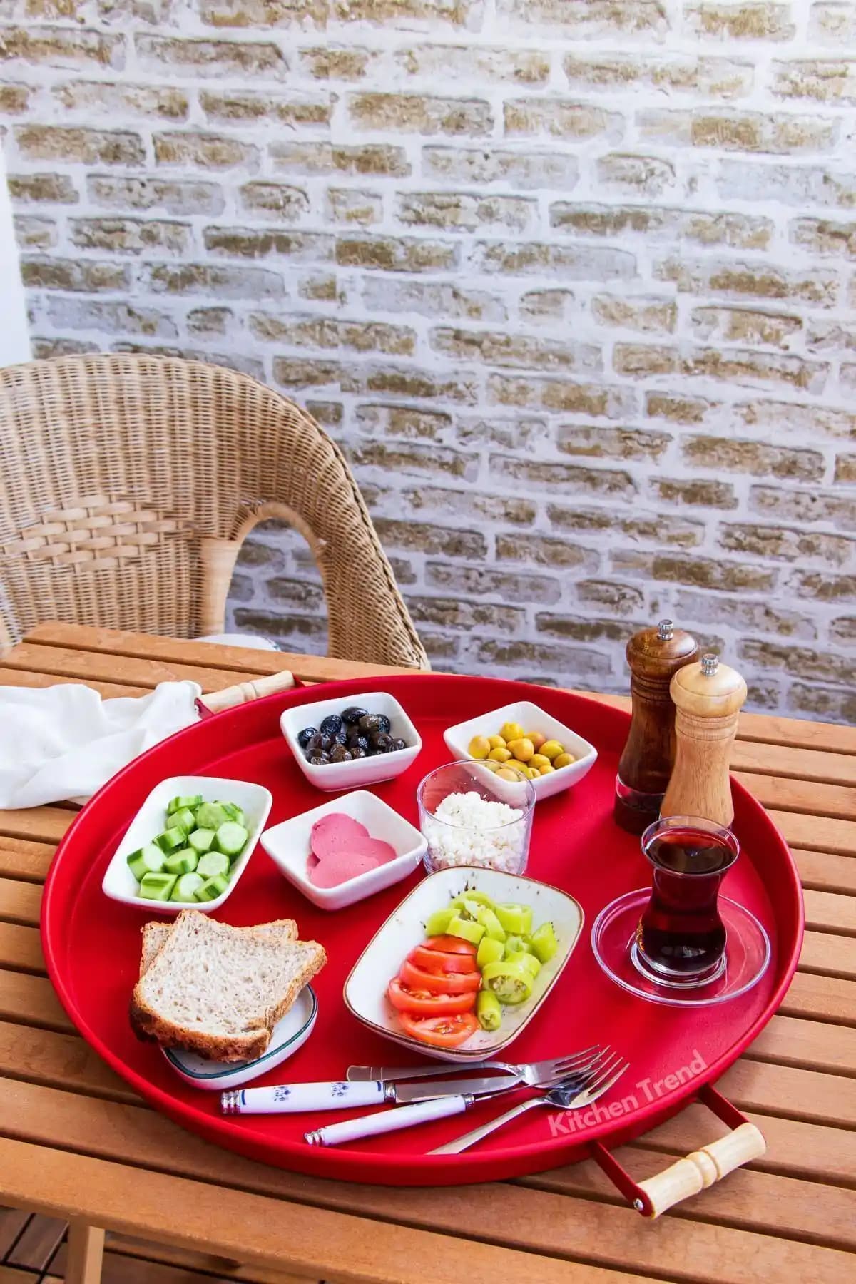 Kırmızı Tepsi ile Dekorasyonda Şıklık ve Fonksiyonellik Yaratma Rehberi