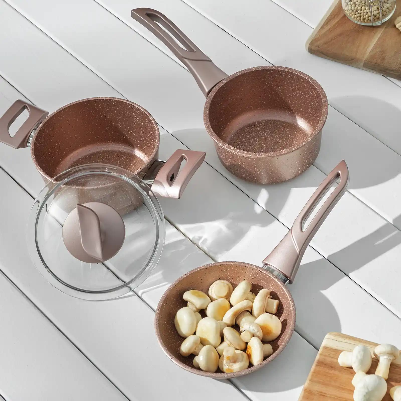 Küçük Granit Tencereler ile Mutfak Dekorasyonunda Şıklık ve Fonksiyonellik