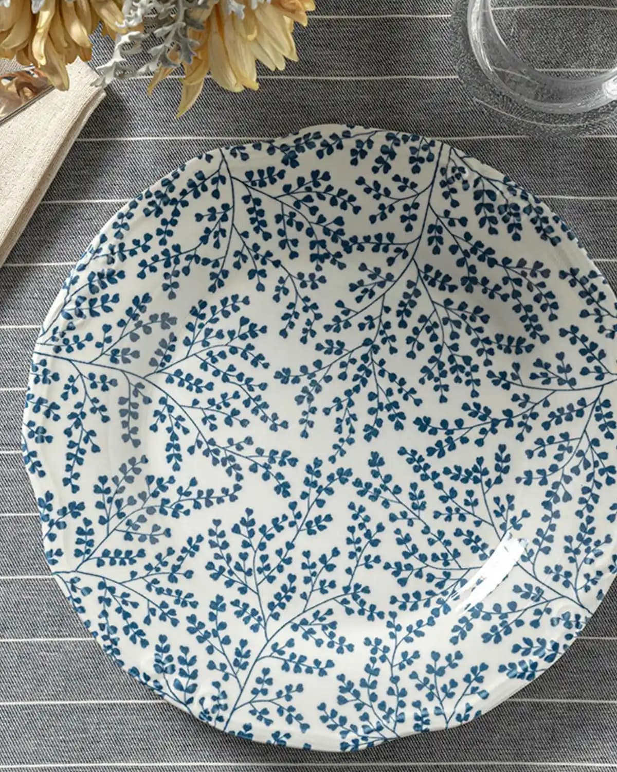 Mavi Servis Tabağı ile Dekorasyonda Zarafet ve Şıklık Yaratmanın Yolları