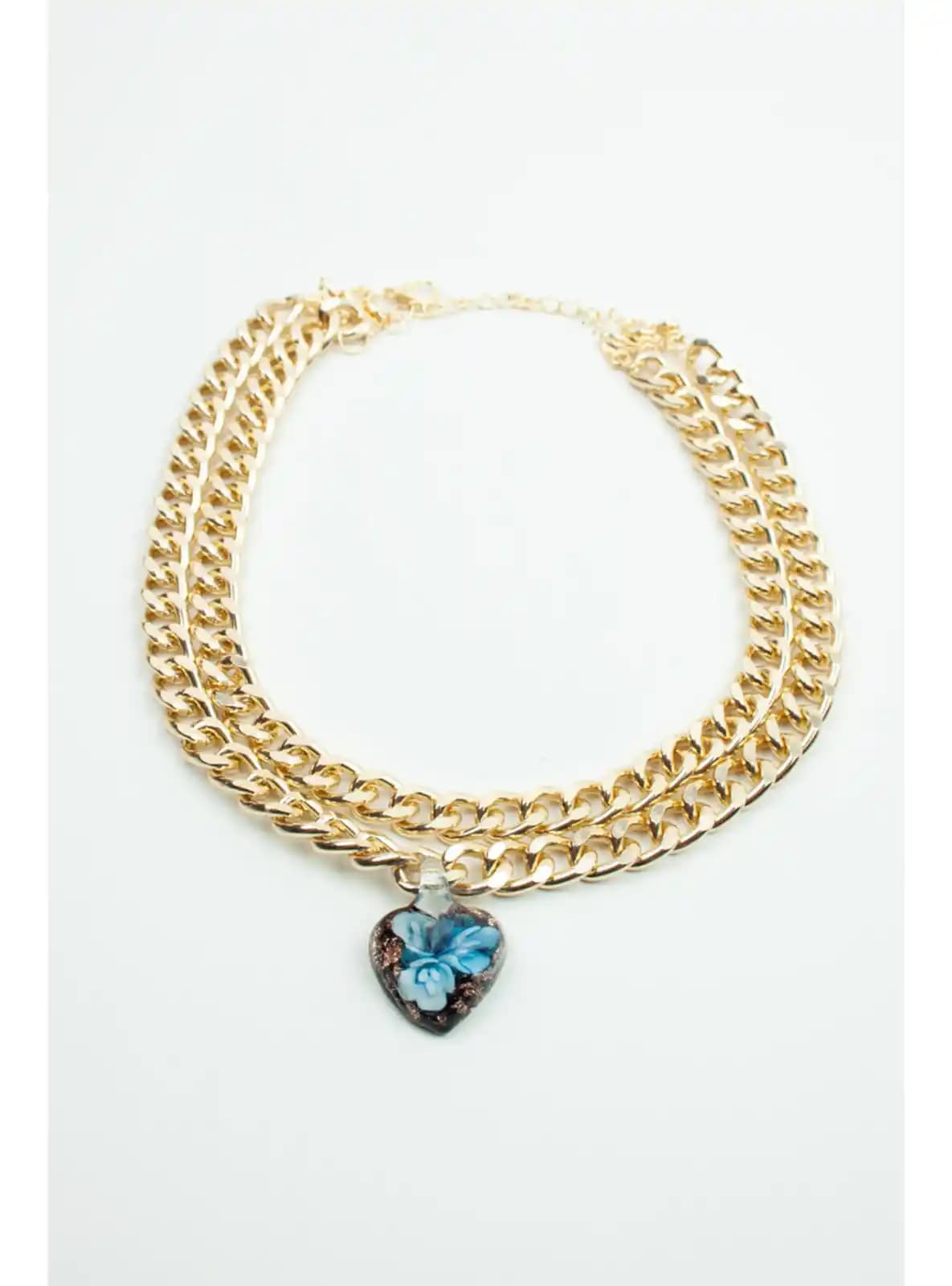 Mavi Uçlu Kolye ile Dekorasyon ve Mobilya Tasarımında Zarafet ve Şıklık