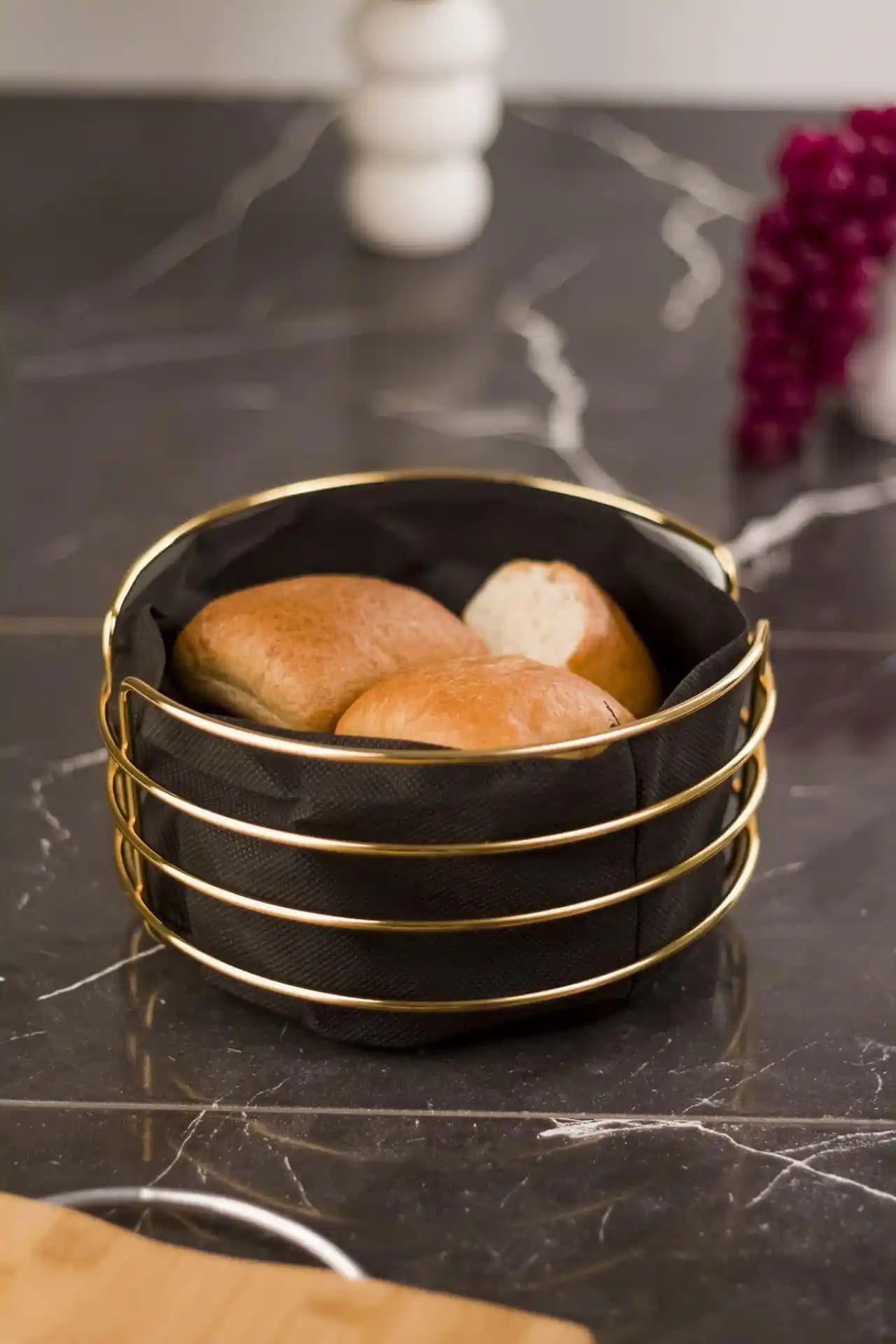 Metal Ekmek Sepetleri: Modern ve Şık Mutfağınız İçin Dayanıklı Saklama Çözümleri