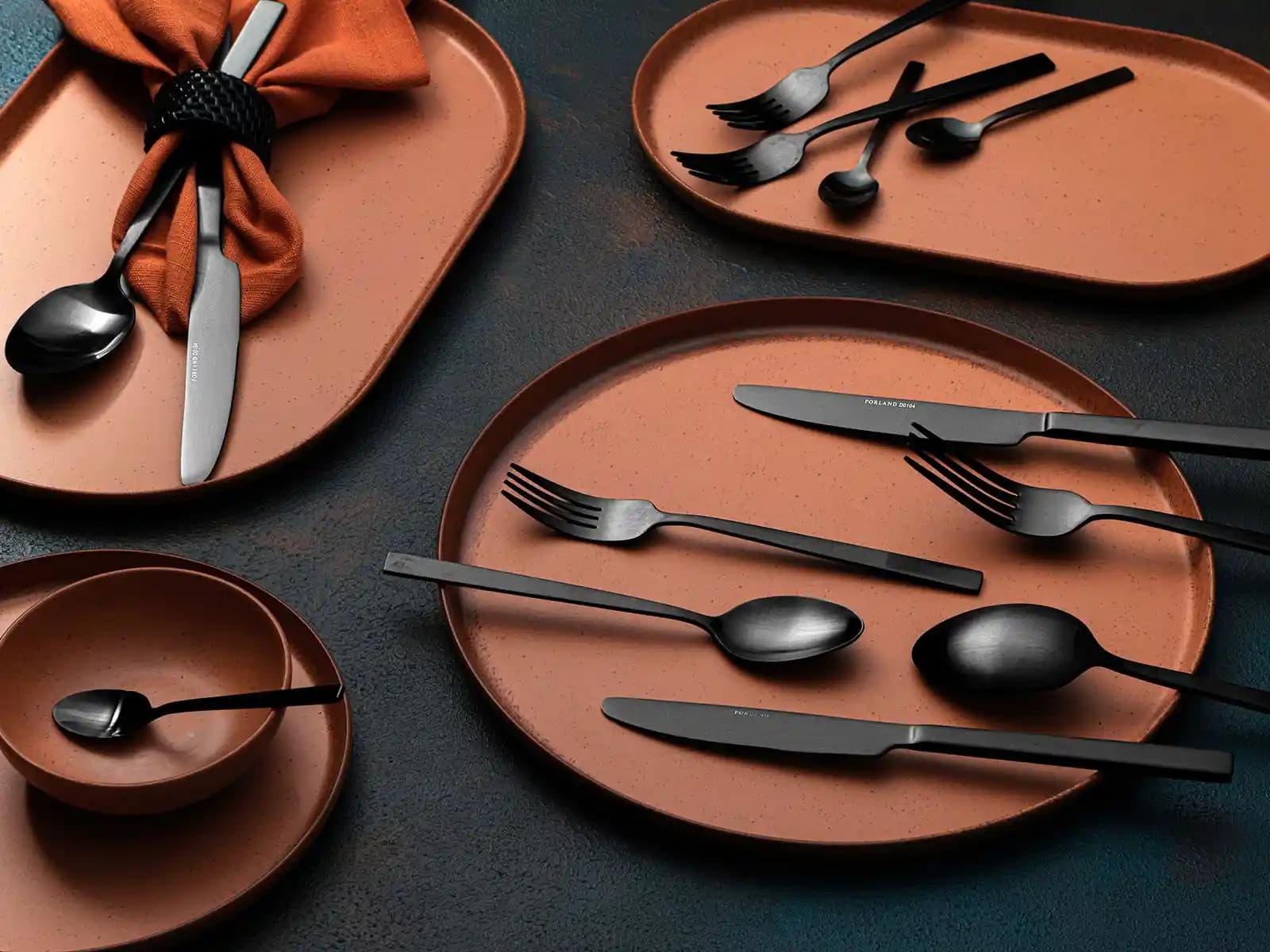 Modern ve Şık Mat Siyah Çatal Bıçak Takımıyla Mutfak Dekorasyonunu Yenileme