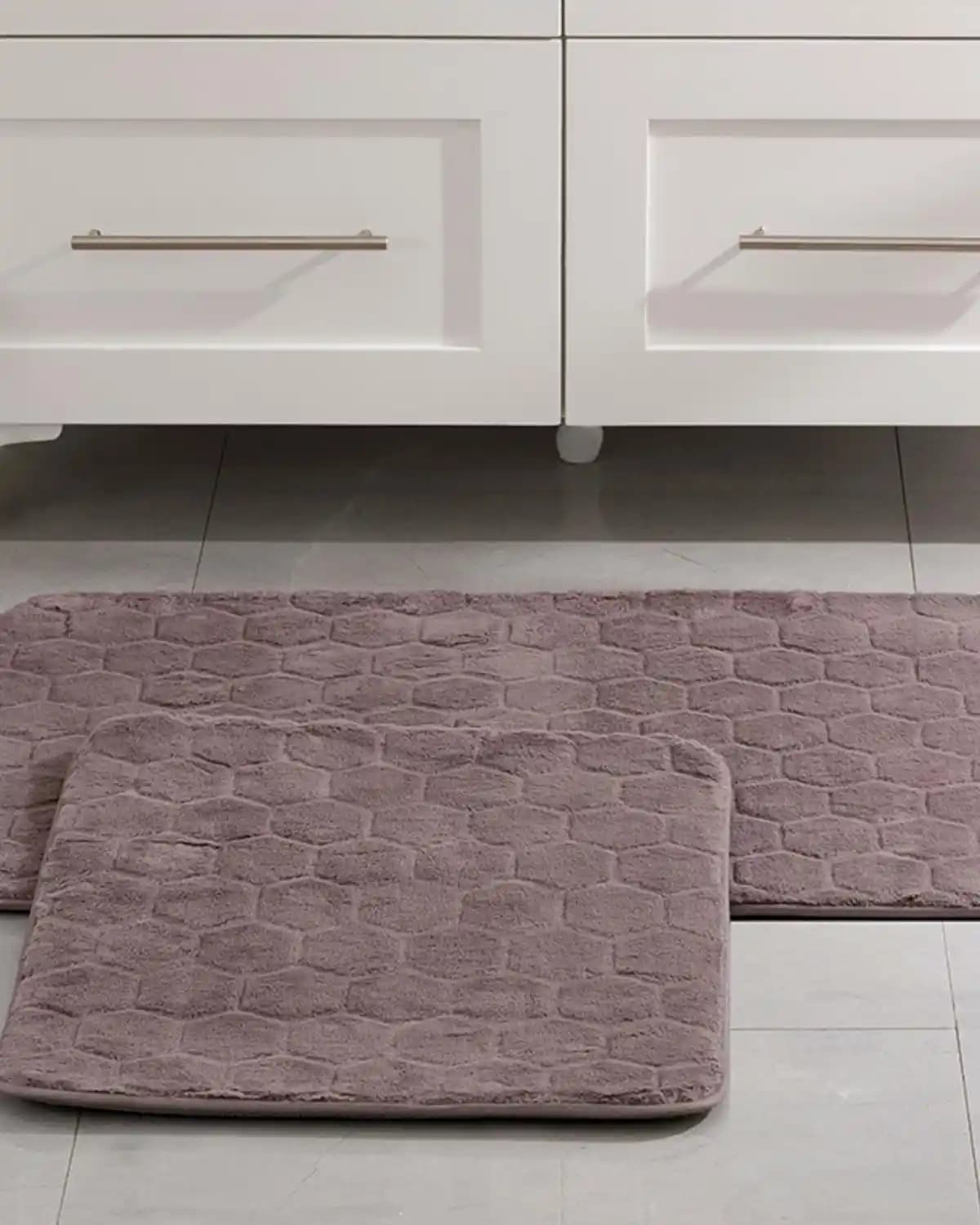 Mürdüm Renkli Banyo Paspası ile Dekorasyonda Zarafet ve Fonksiyonellik Sağlayın