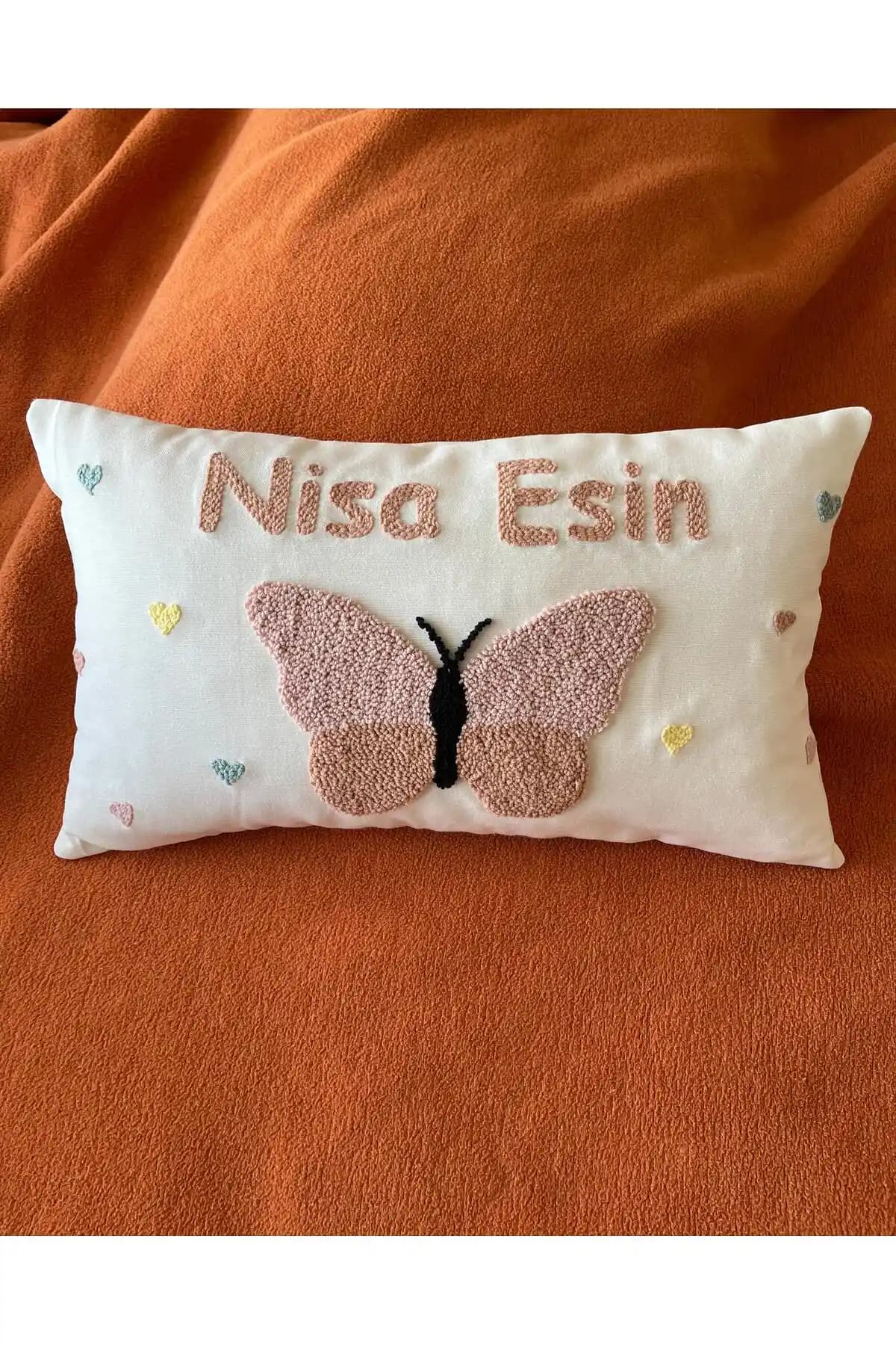 Nakışlı Bebek Yastıkları ile Bebek Odası Dekorasyonunda Zarif ve Kişisel Dokunuşlar