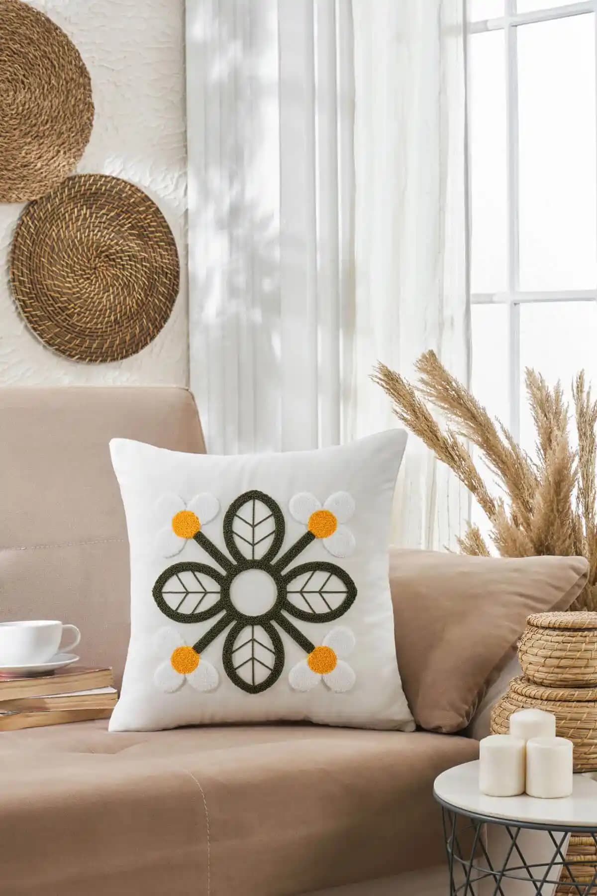 Nakışlı Kırlent Kılıfı ile Ev Dekorasyonunda Zarafet ve Konforun Buluşması