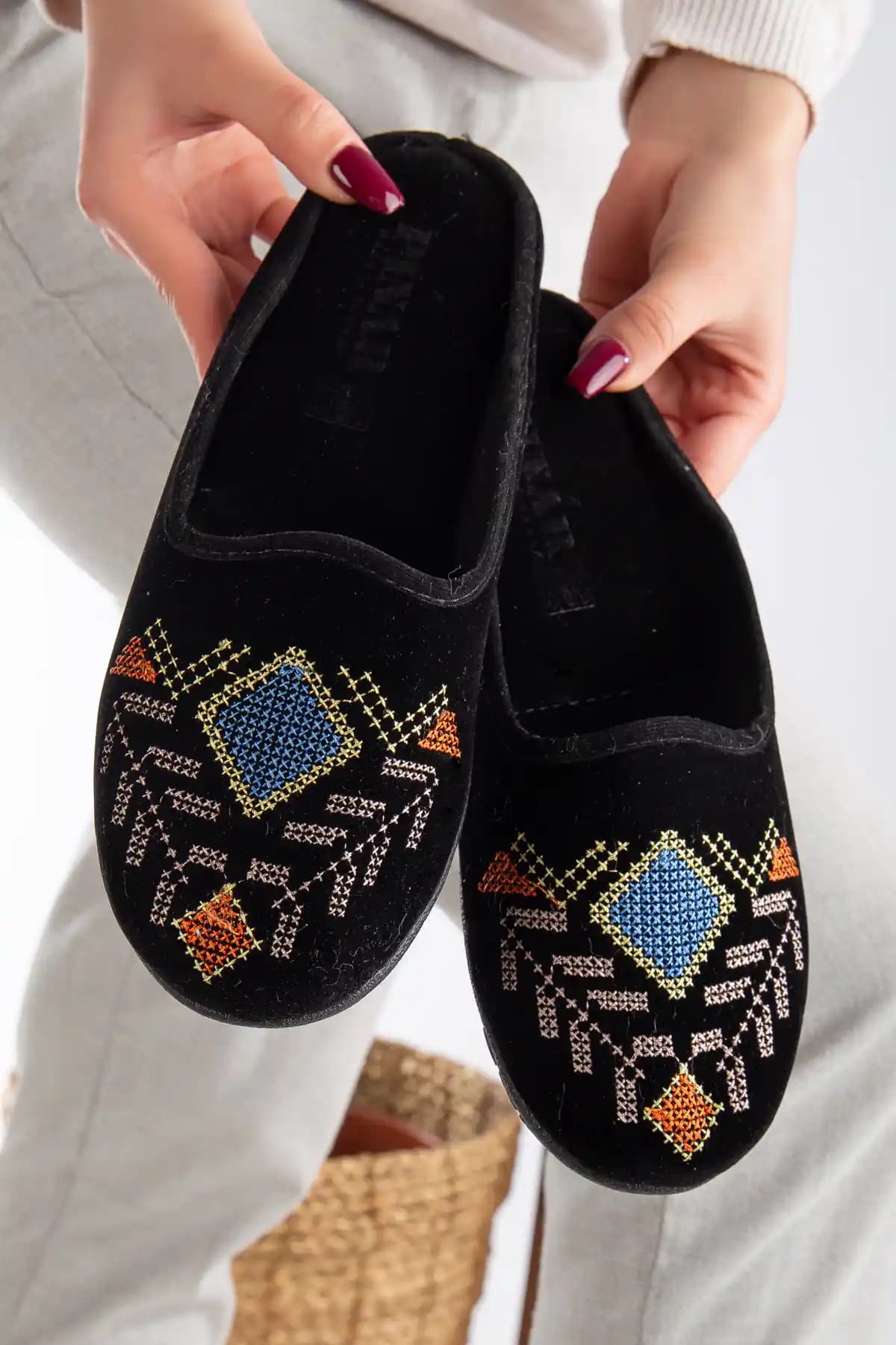 Nakışlı Terliklerle Ev Dekorasyonunda Şıklık ve Konforun Buluşması