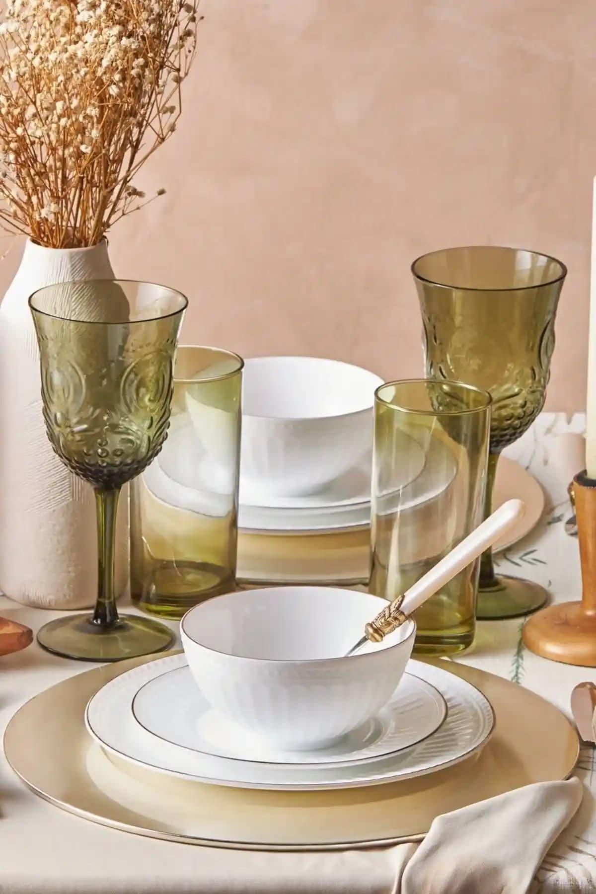 Opal Cam Yemek Takımları: Şıklık ve Zarafetin Modern Sofralardaki Yeri