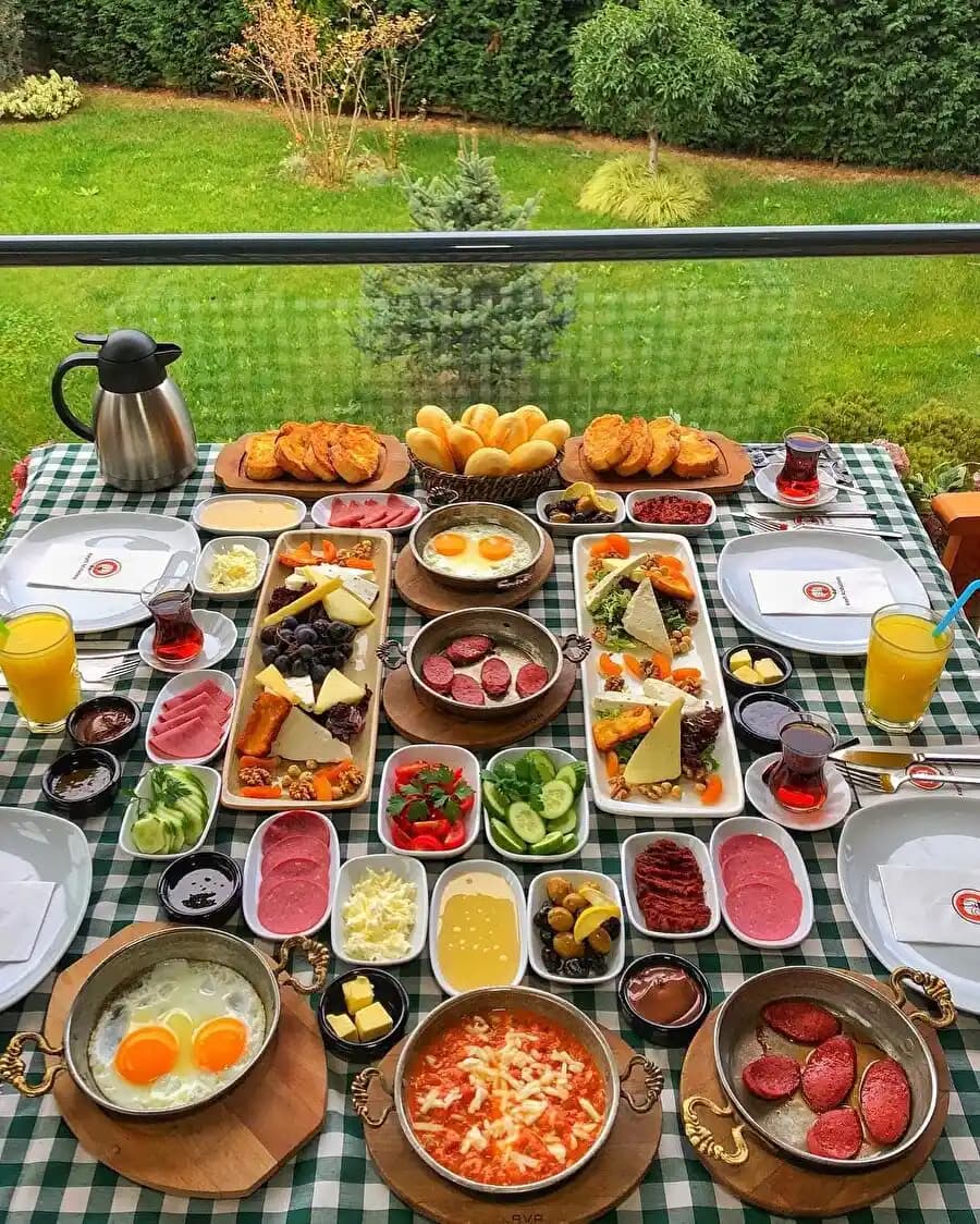Özel Kahvaltı Sofrası Dekorasyonu İpuçları ve Şık Tasarım Önerileri
