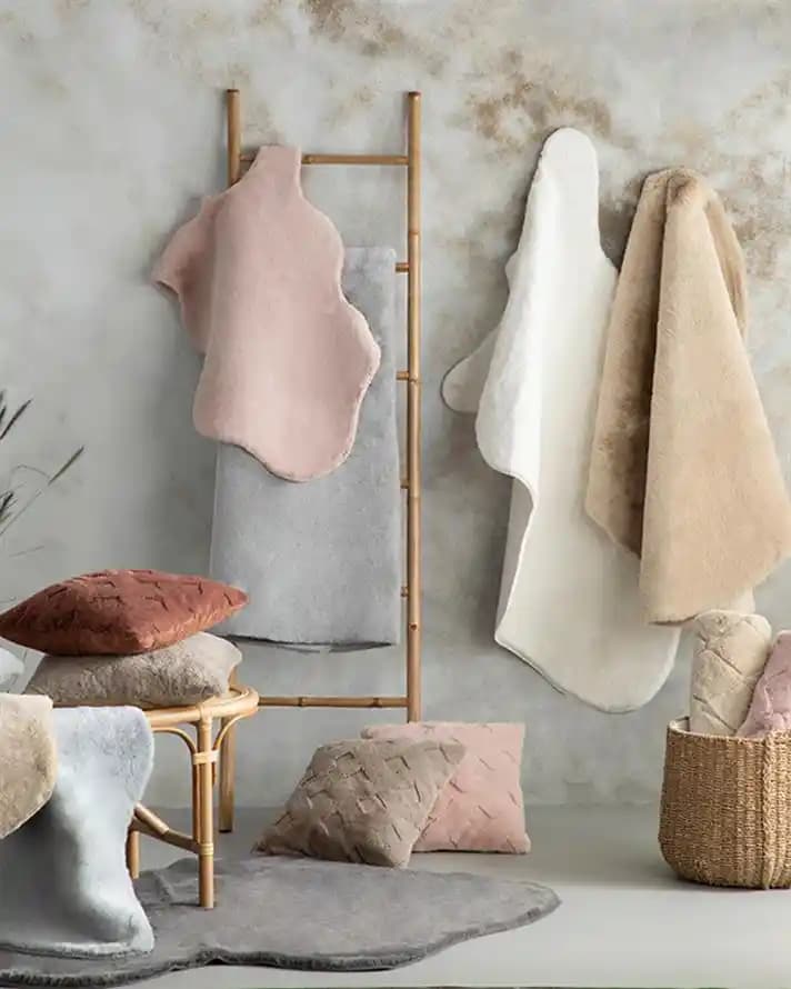 Peluş Post ve Halılar ile Modern Dekorasyonda Konfor ve Şıklık Yaratın