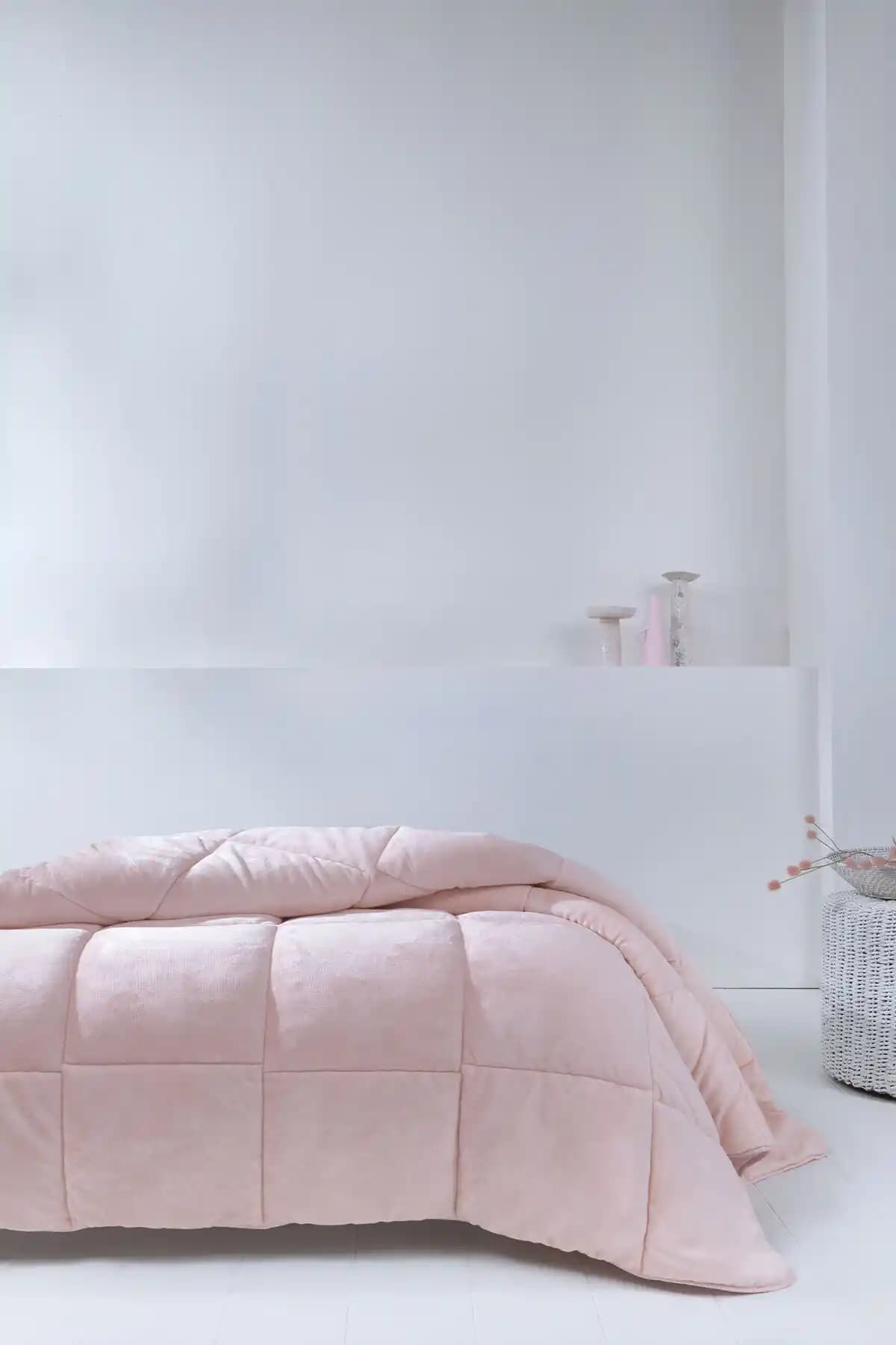 Pembe Yorganlar ile Yatak Odasında Şıklık ve Konforu Birleştirin