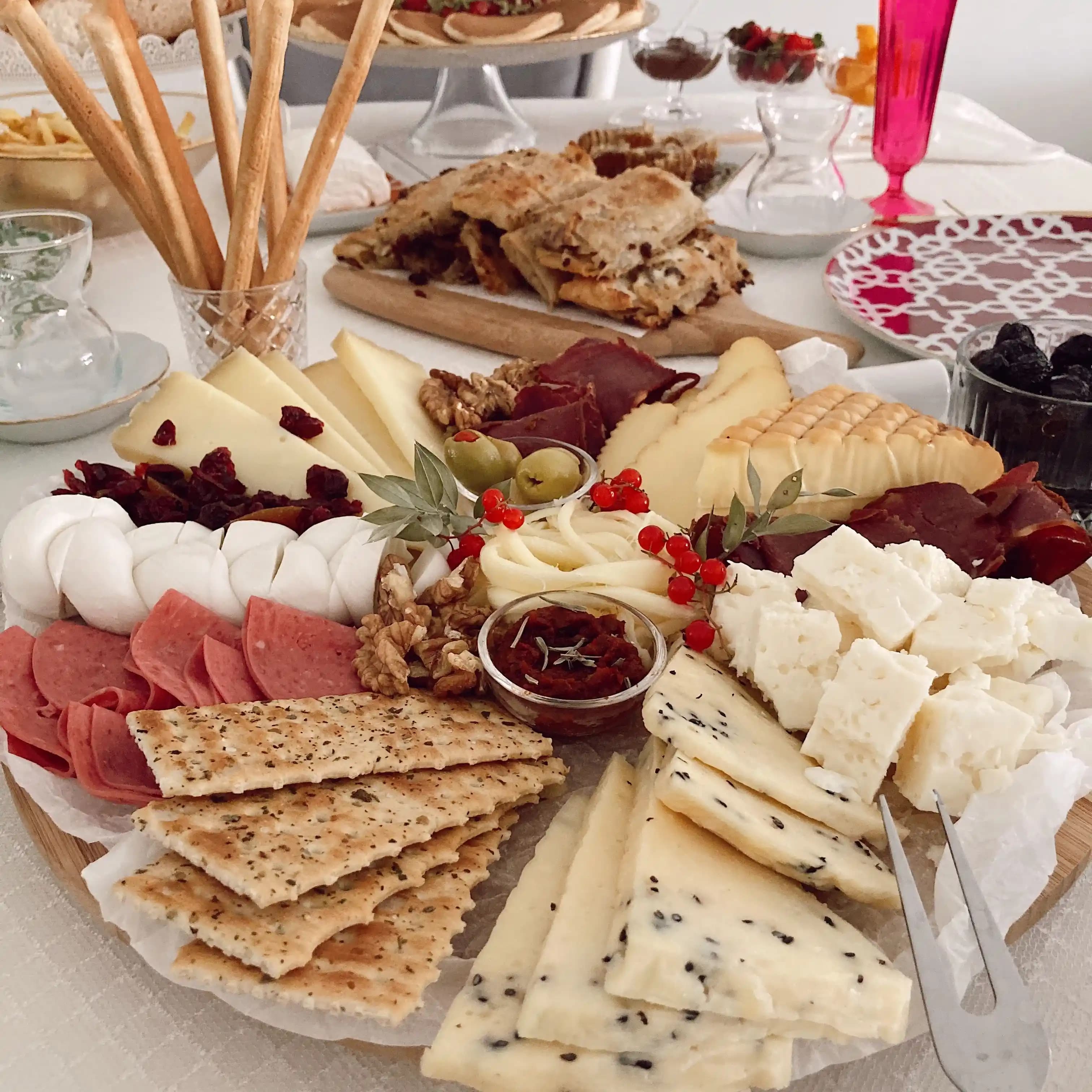 Peynir Sunum Tabağı Seçimi ve Dekoratif Sunum İpuçlarıyla Sofranızı Zenginleştirin