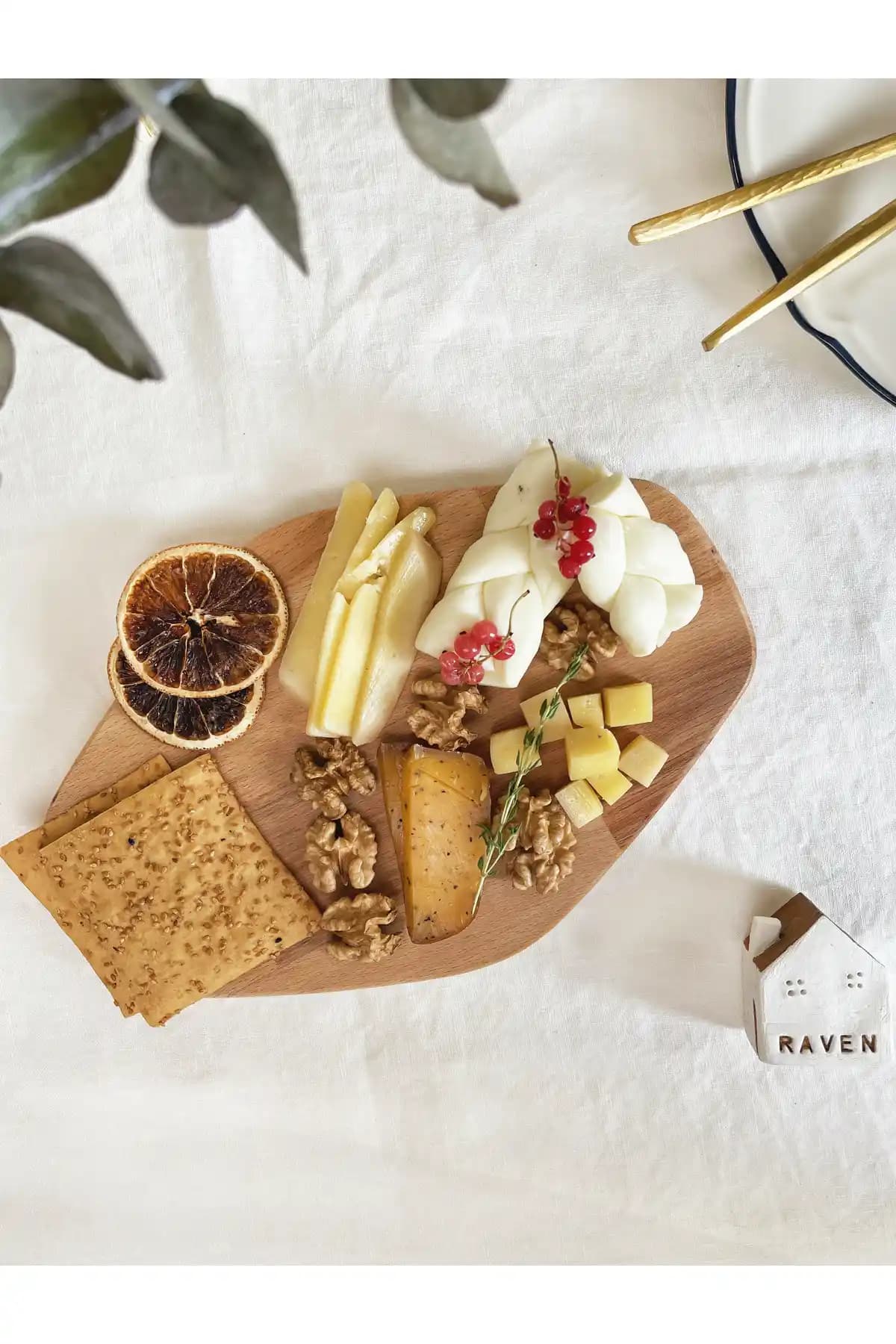 Peynir Tabağı Modelleriyle Sofralarınıza Şıklık Katmanın Yolları ve Dekorasyon İpuçları