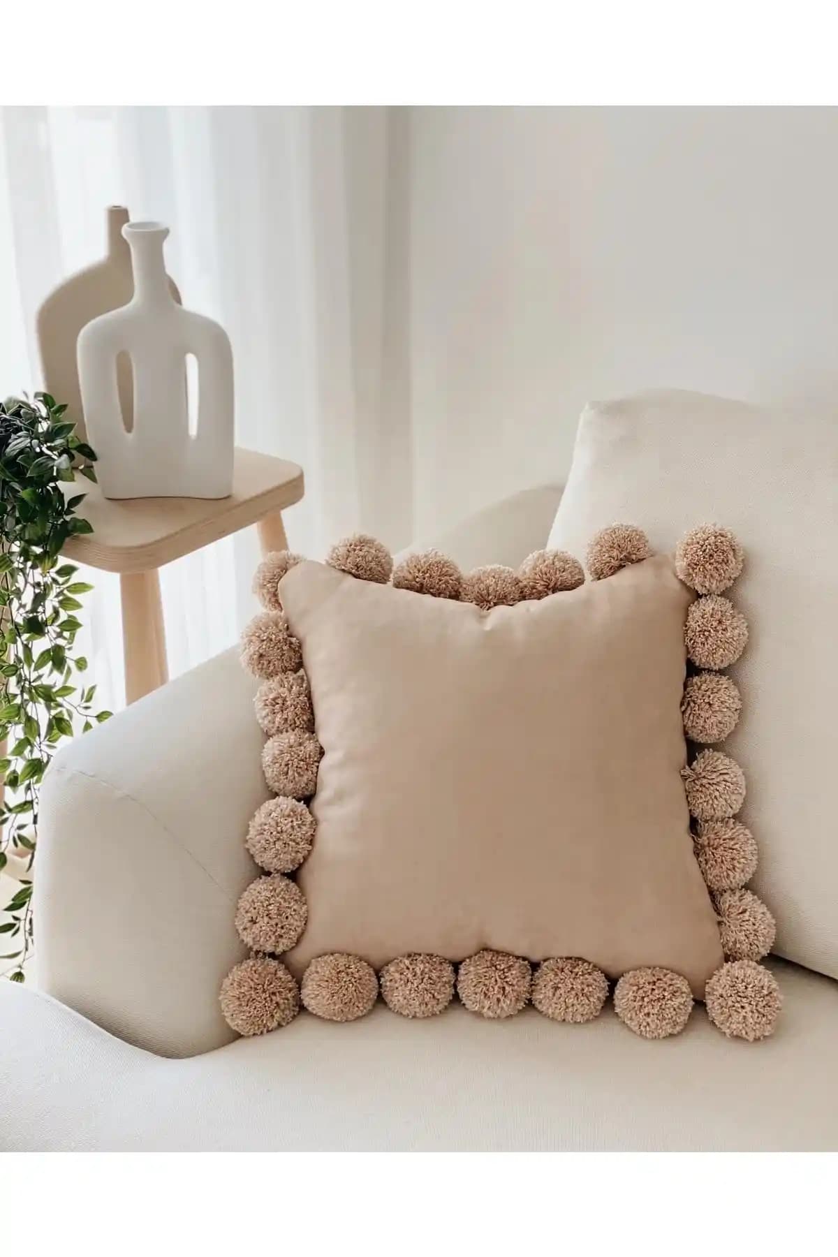 Ponponlu Kırlent Kılıfı ile Evinize Şık ve Eğlenceli Dokunuşlar Ekleyin