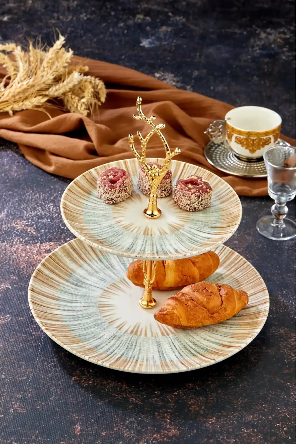 Porselen İki Katlı Kurabiyelikler: Estetik ve İşlevsel Dekorasyon Parçası