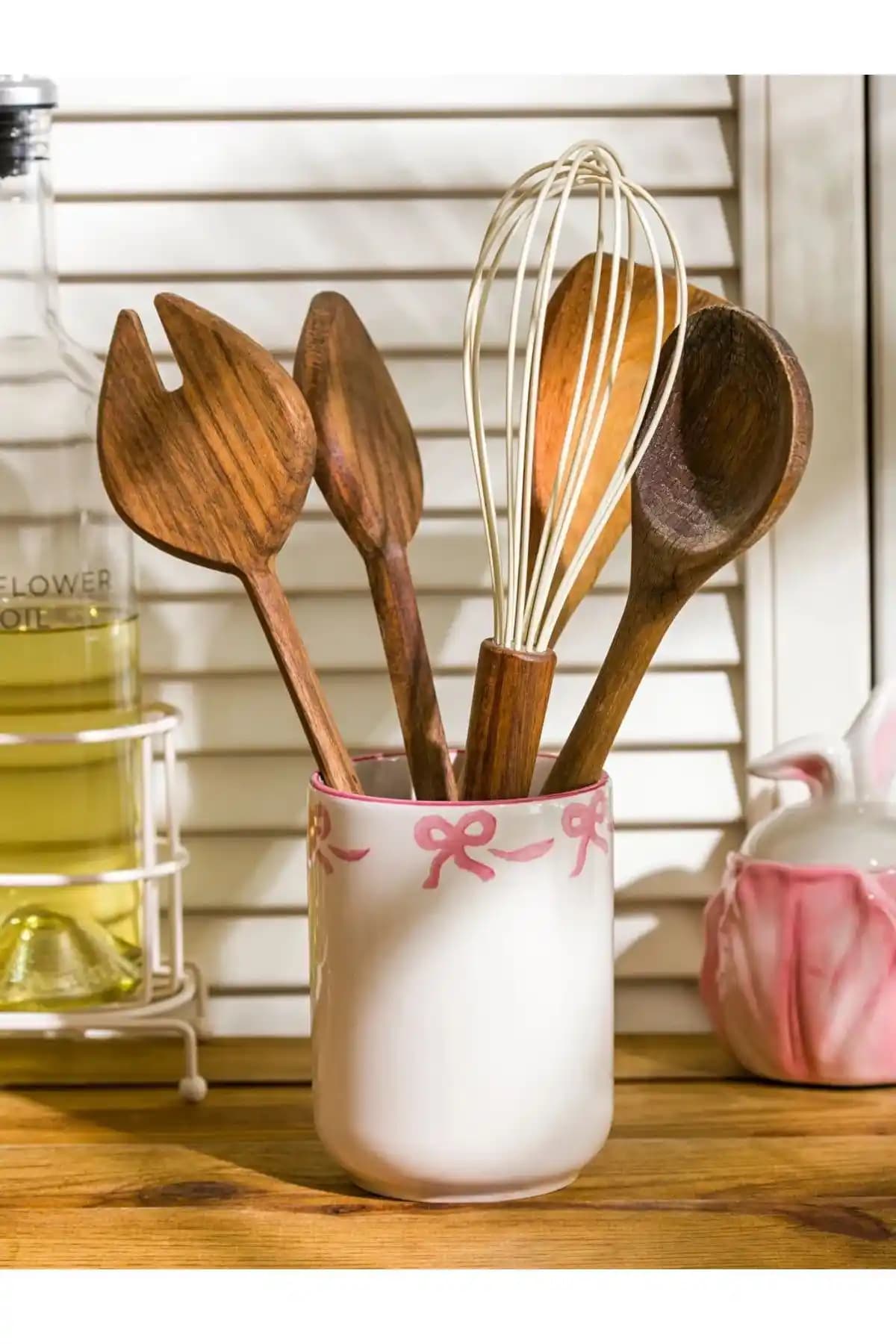 Porselen Kaşıklıklar: Mutfak Dekorasyonunda Zarif ve Pratik Çözümler